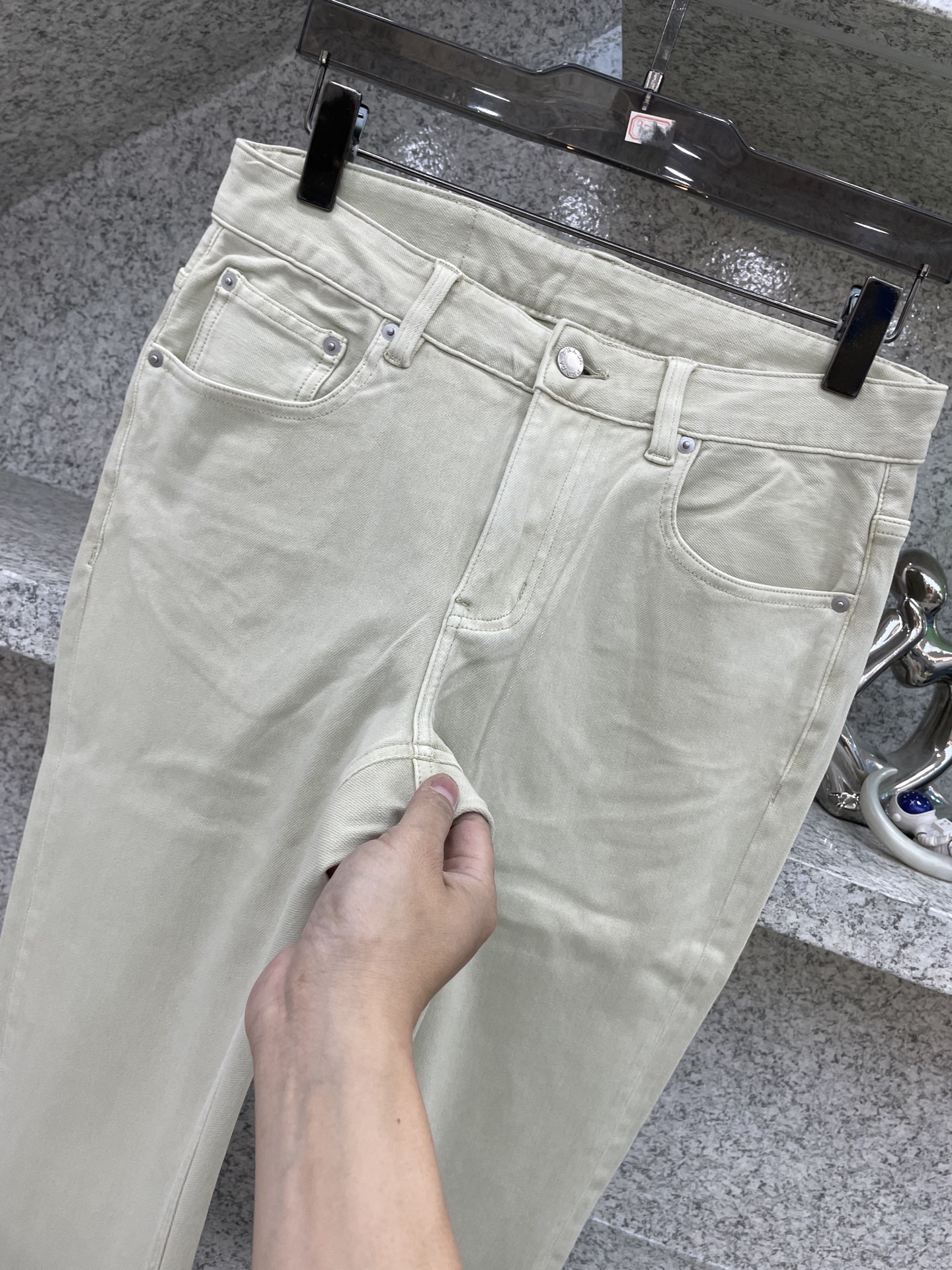 PRAD普拉达🔈男士水洗四面弹超舒适针织牛仔裤👖26年早春系列✅厚薄程度正好完美衔接春夏两季的更替，浅色