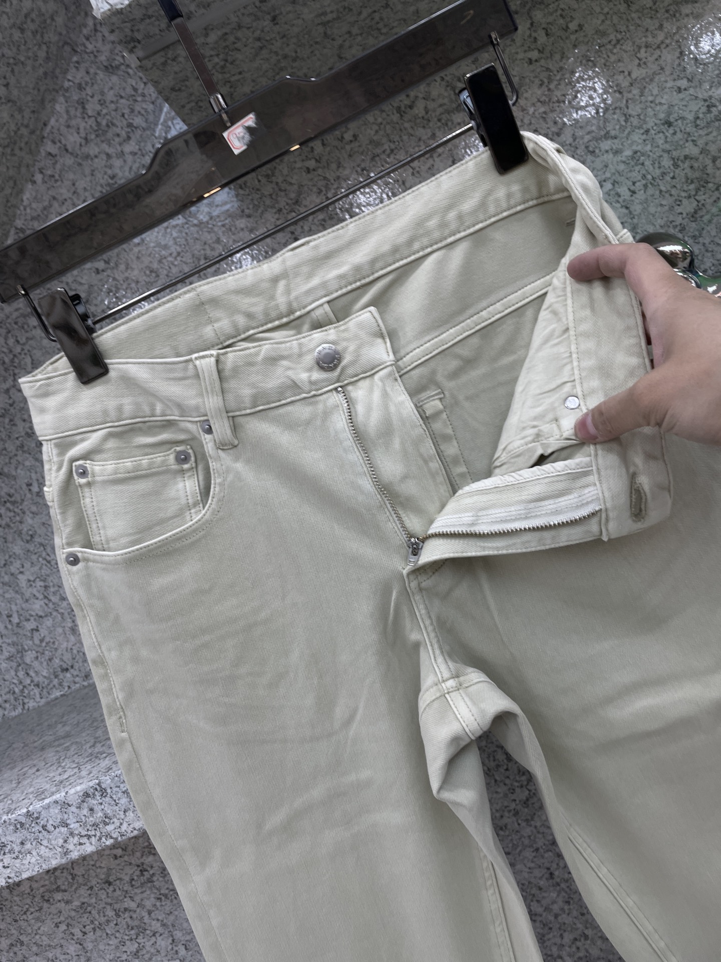 PRAD普拉达🔈男士水洗四面弹超舒适针织牛仔裤👖26年早春系列✅厚薄程度正好完美衔接春夏两季的更替，浅色