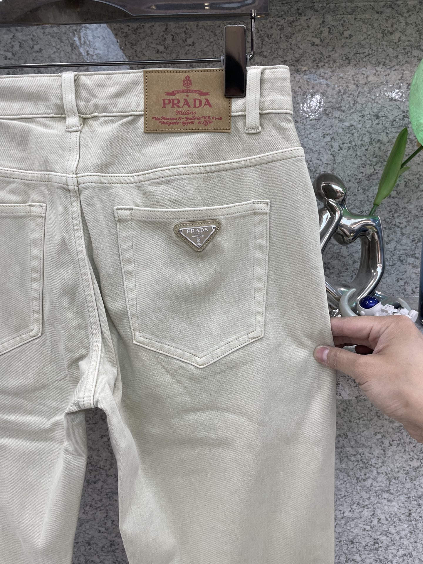 PRAD普拉达🔈男士水洗四面弹超舒适针织牛仔裤👖26年早春系列✅厚薄程度正好完美衔接春夏两季的更替，浅色