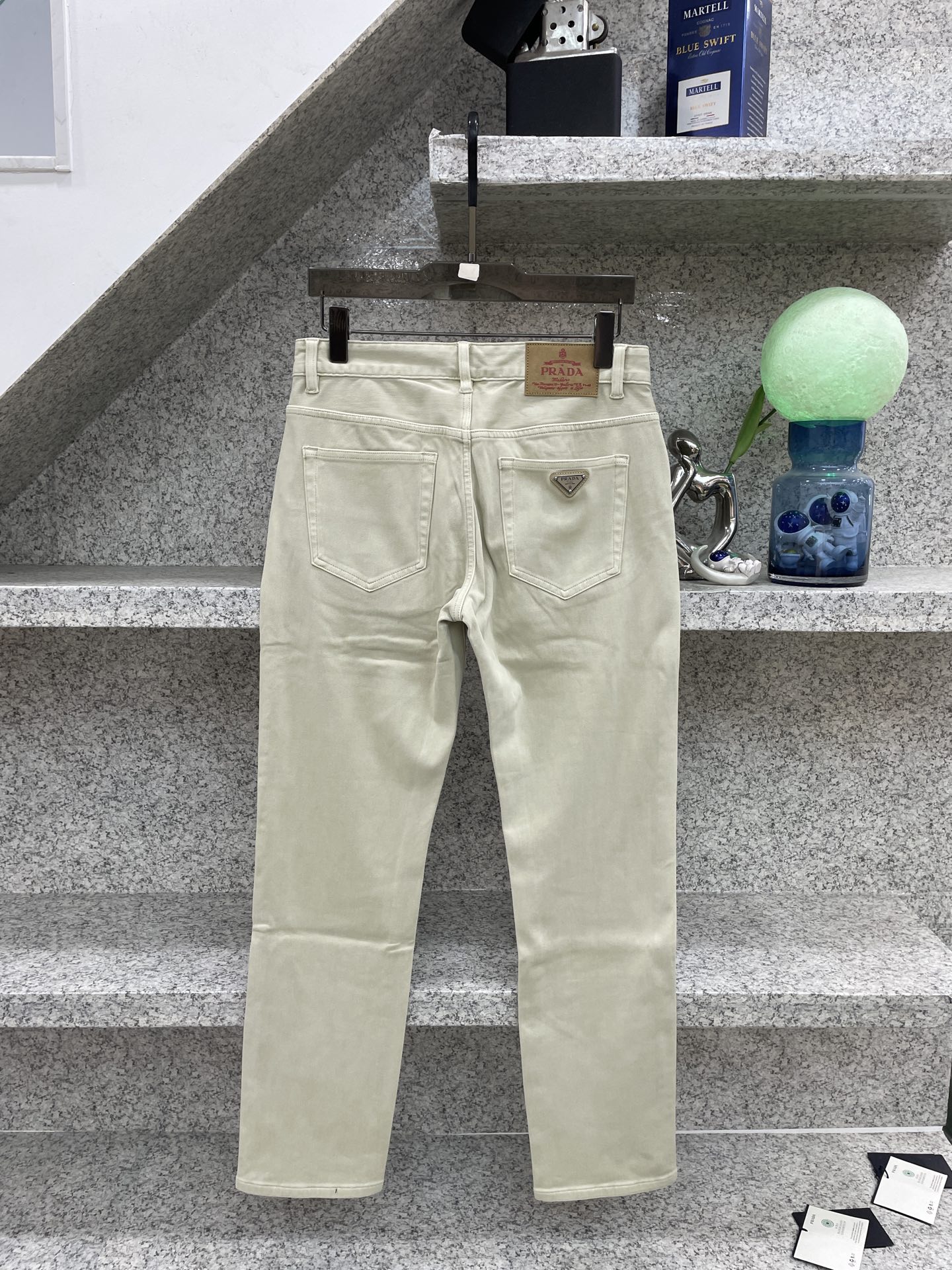 PRAD普拉达🔈男士水洗四面弹超舒适针织牛仔裤👖26年早春系列✅厚薄程度正好完美衔接春夏两季的更替，浅色