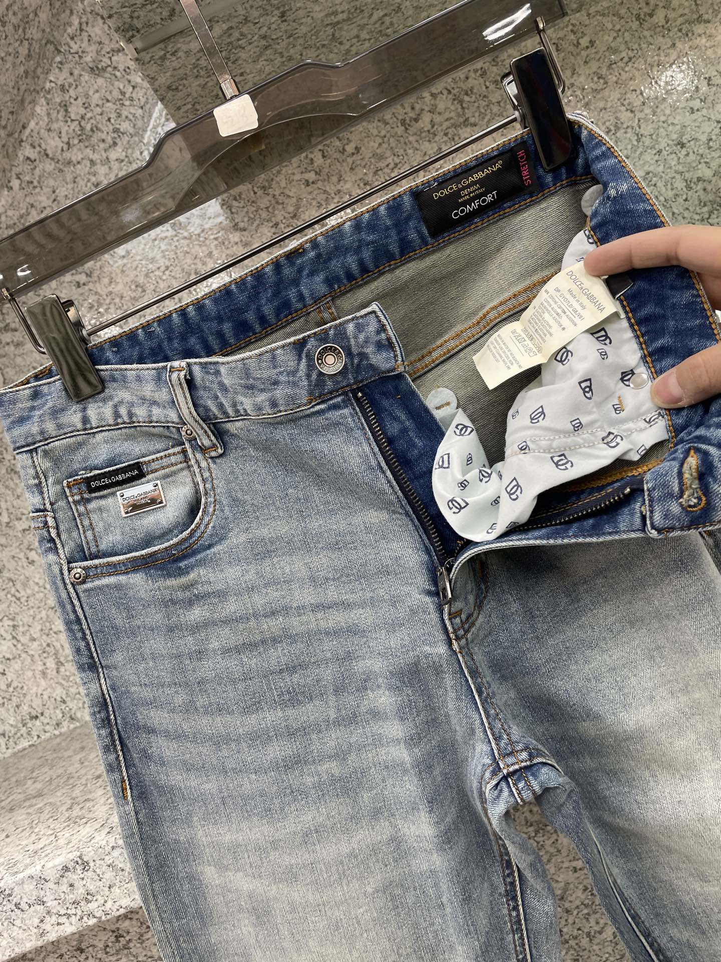 𝘿𝙊𝙇𝘾𝙀 & 𝙂𝘼𝘽𝘽𝘼𝙉𝘼 专柜限量春夏 26新品洗水牛仔裤 浅蓝色系ss官网专柜9000大洋新品热