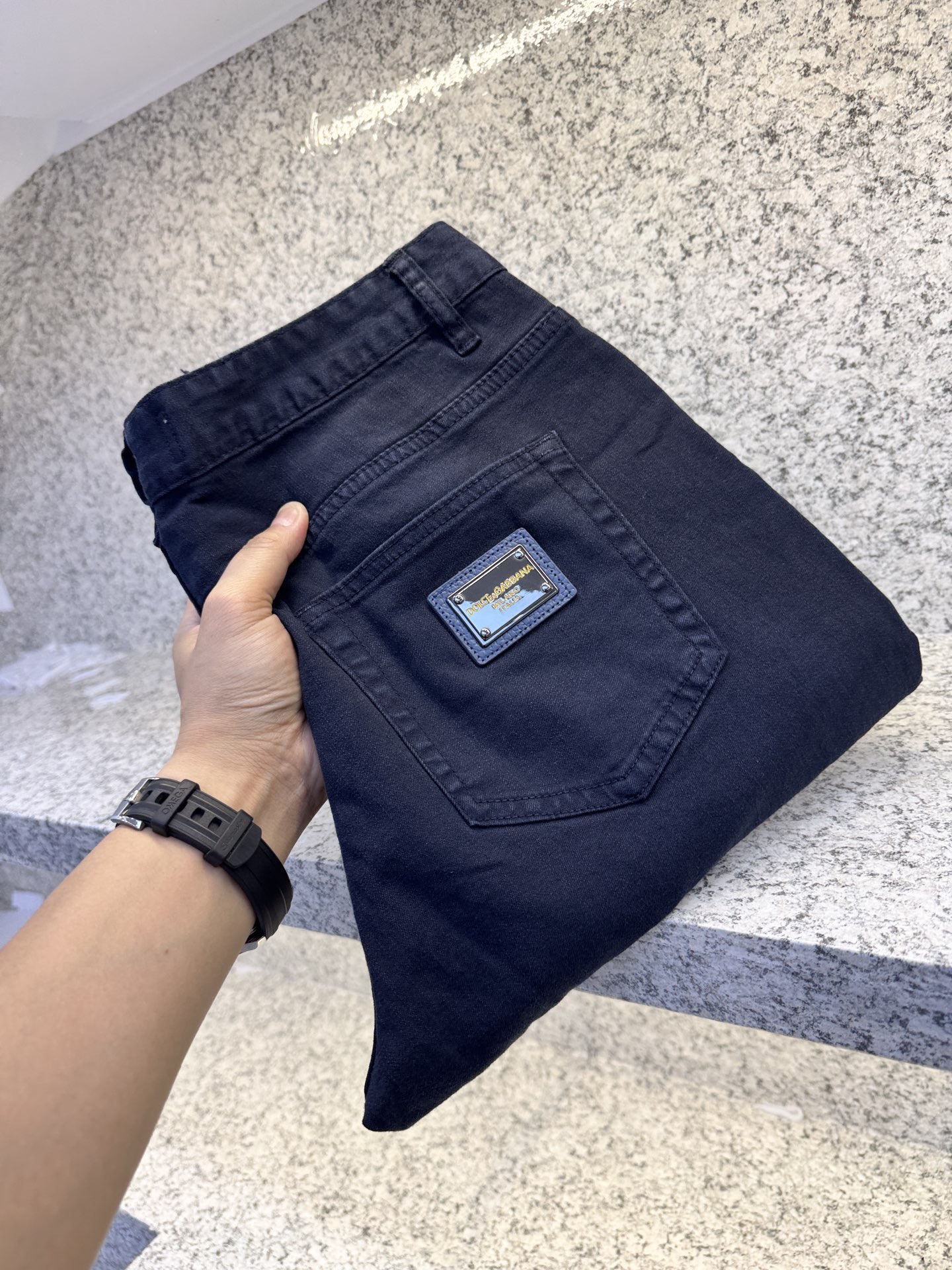 NO:756851,& Dolce & Gabbana yarn-dyed washed deep blue jeans, luxurious leather brand + original hardware customized nameplate, new product, thin style, must be repurchased every season, 100% SMLI, slightly simple version, super elastic, strong breathability, high-end light luxury style, simple and slightly slim tailoring, design men's commuting versatile jeans, super stylish, simple and comfortable!  The thickness is also designed to be thin for spring and summer. It is super soft and breathable, just suitable for this season. It is very high-end and has a great upper body effect!  29-38 with 35 and no 37 yards,,Dolce&Gabbana,jeans,19860909& 杜嘉班纳色织洗水臻蓝色牛仔裤 奢感皮牌+原版五金订制铭牌新品薄款每季必爆回购百分之百SMLI微直简版型弹力超好的,透气感强 高端轻奢范 直简微修身裁剪 设计男士通勤百搭牛仔裤 超有型简洁舒适！厚度也为春夏薄款设计,超柔和透气,正适合这个时节,非常高档,上身效果非常棒！29-38有35无37码,,Dolce&Gabbana,jeans,,Men's clothing