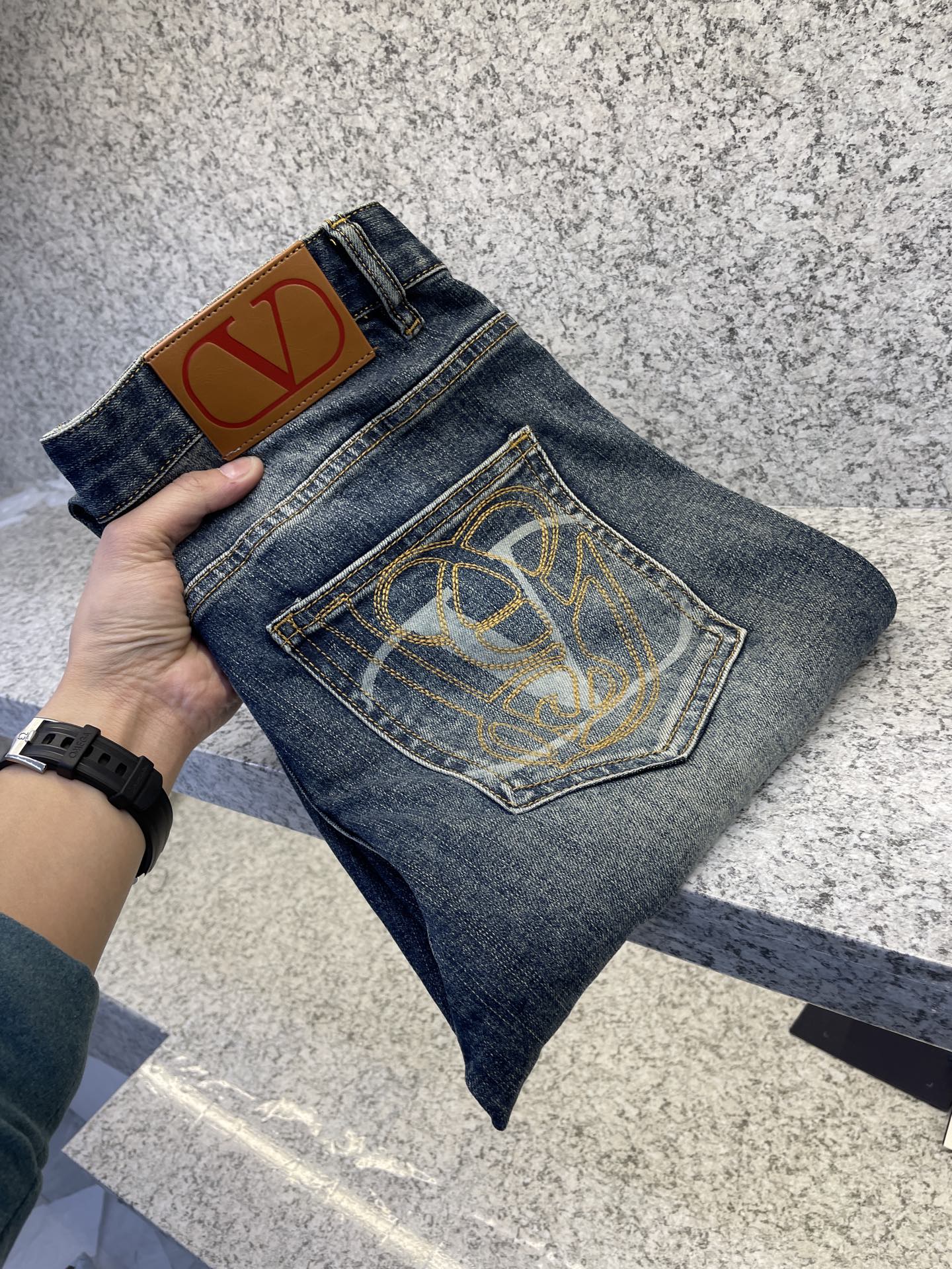 NO:756834,VITN Valentino's spring and summer new products are a big hit. Jeans are micro-stretchy and premium fabrics, and the back pockets are embroidered with new elements at the counter. Popular models. Handsome, soft and skin-friendly fabrics. Luxurious first layer. Retro fashion street wash. Limited edition at the counter. Luxurious custom fabrics. Craftsmanship + wash. Hot sale at foreign trade counters. Pre-sale. Sold out. Hot single color. Versatile. Stretchy slim straight pants.  Size.29-38, there is size 35 but not size 37,,valentino,jeans,19860909VITN华伦天奴春夏新品大爆款 牛仔裤微弹力臻选上等面料后袋专柜新元素刺绣 爆赞款 帅气柔软亲肤面料 奢华头层 复古潮街洗水 专柜限量款 奢华感订制面料 工艺+洗水外贸专柜热卖预售即售完款爆单款色系百搭大牛味 弹力修身小直筒裤型 尺码.29-38有35无37码,,valentino,jeans,,Men's clothing