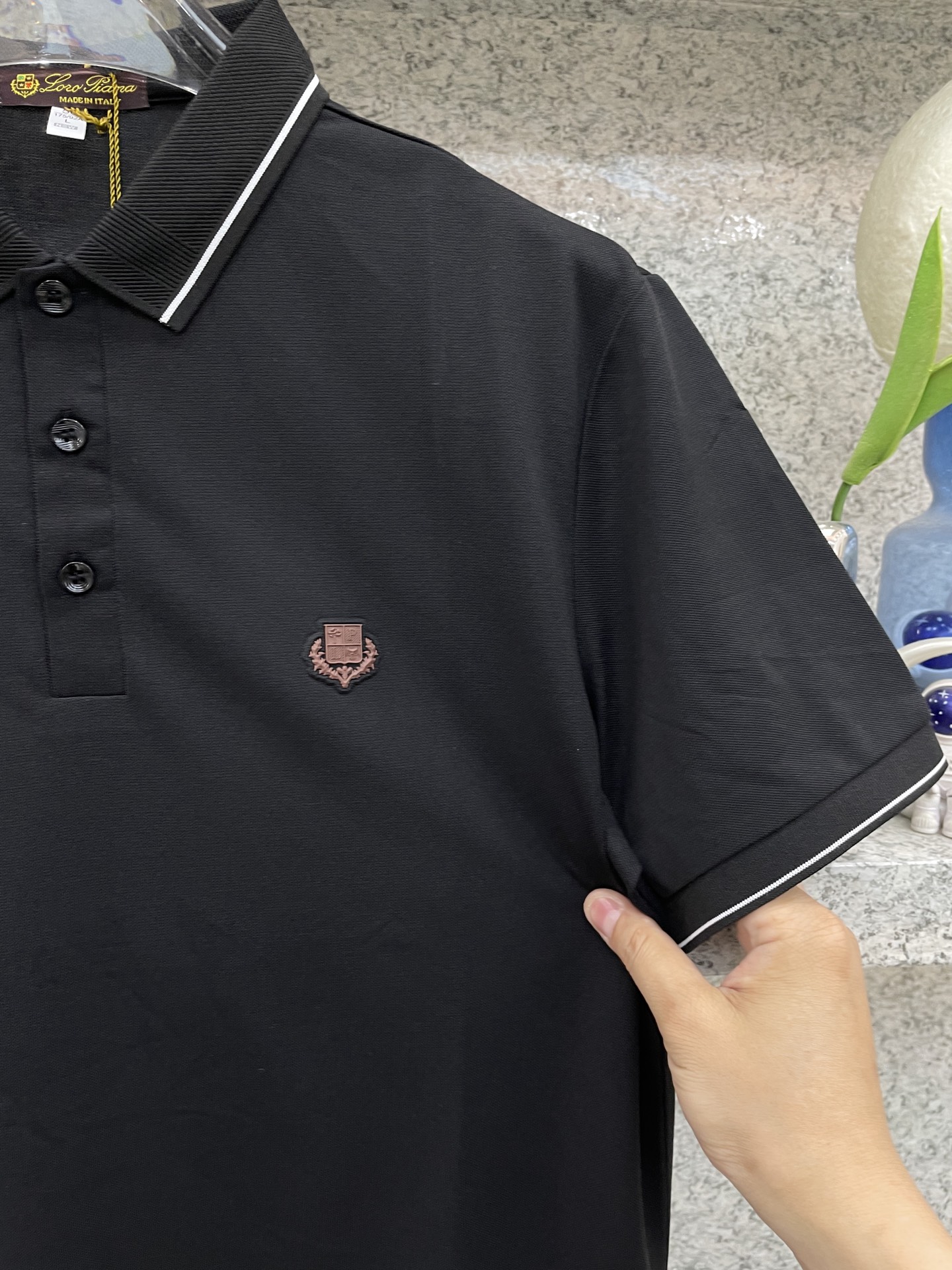 loro Piana.诺悠翩雅 经典基础款Polo🔈永不过时的绅士格调✨三色随心选，细腻亲肤面料，胸口精