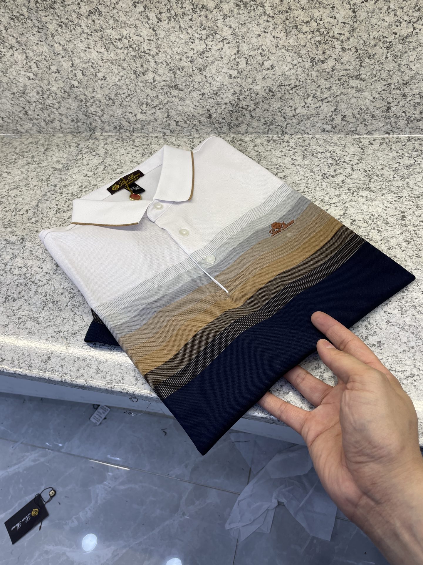 loro Piana.诺悠翩雅🔈26春夏 🆕渐变条纹Polo，解锁夏日绅士格调✨细腻亲肤面料，撞色渐变设