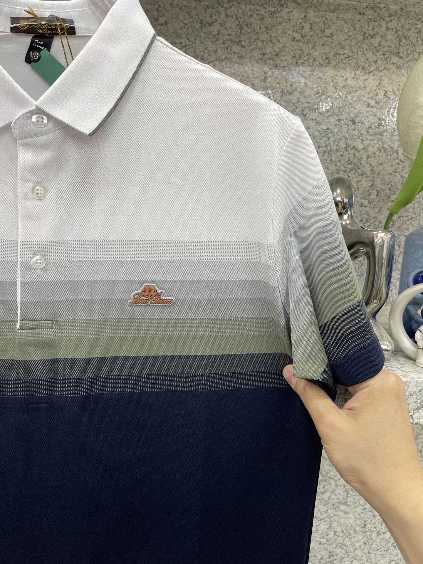 loro Piana.诺悠翩雅🔈26春夏 🆕渐变条纹Polo，解锁夏日绅士格调✨细腻亲肤面料，撞色渐变设