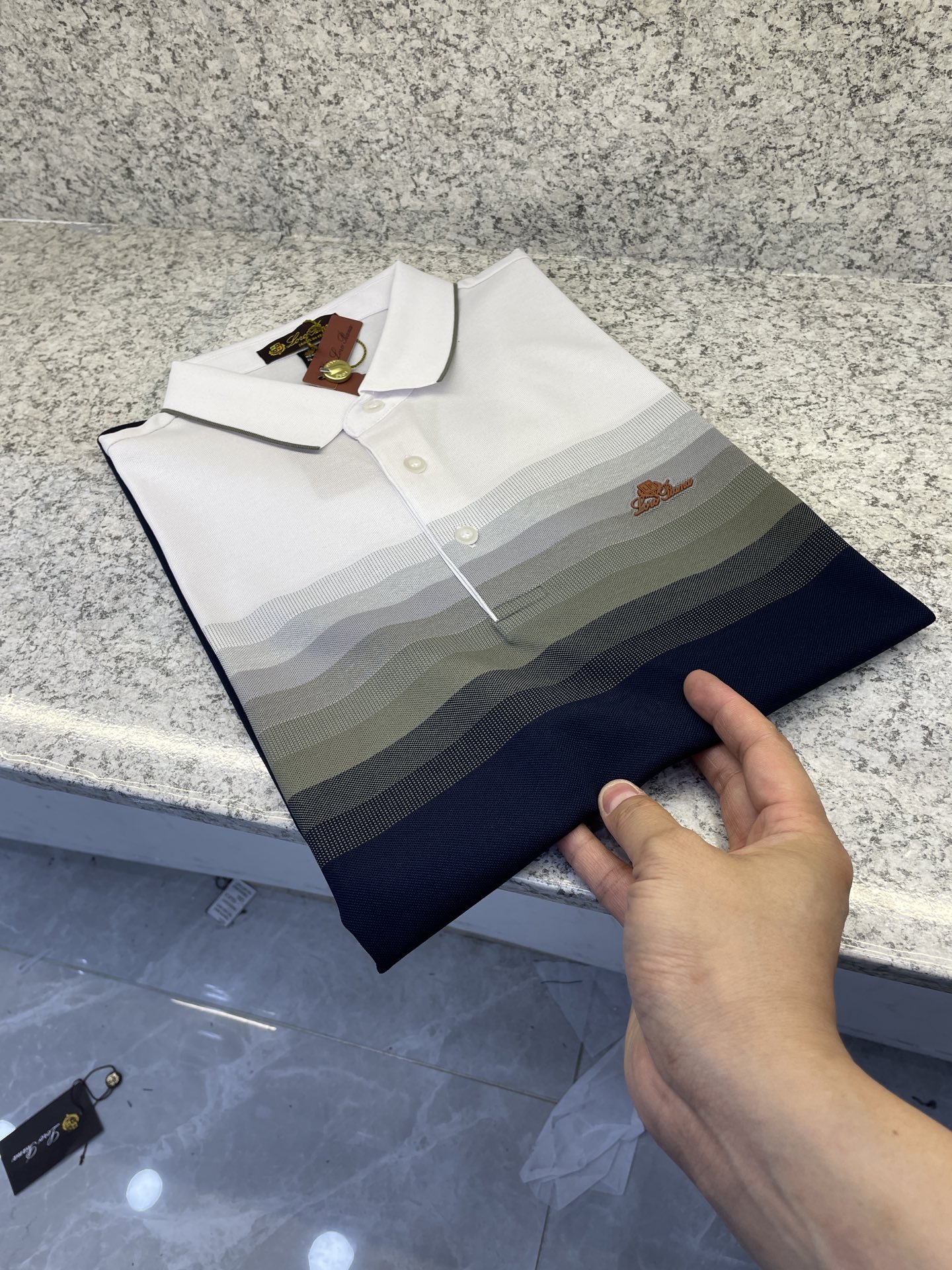 loro Piana.诺悠翩雅🔈26春夏 🆕渐变条纹Polo，解锁夏日绅士格调✨细腻亲肤面料，撞色渐变设