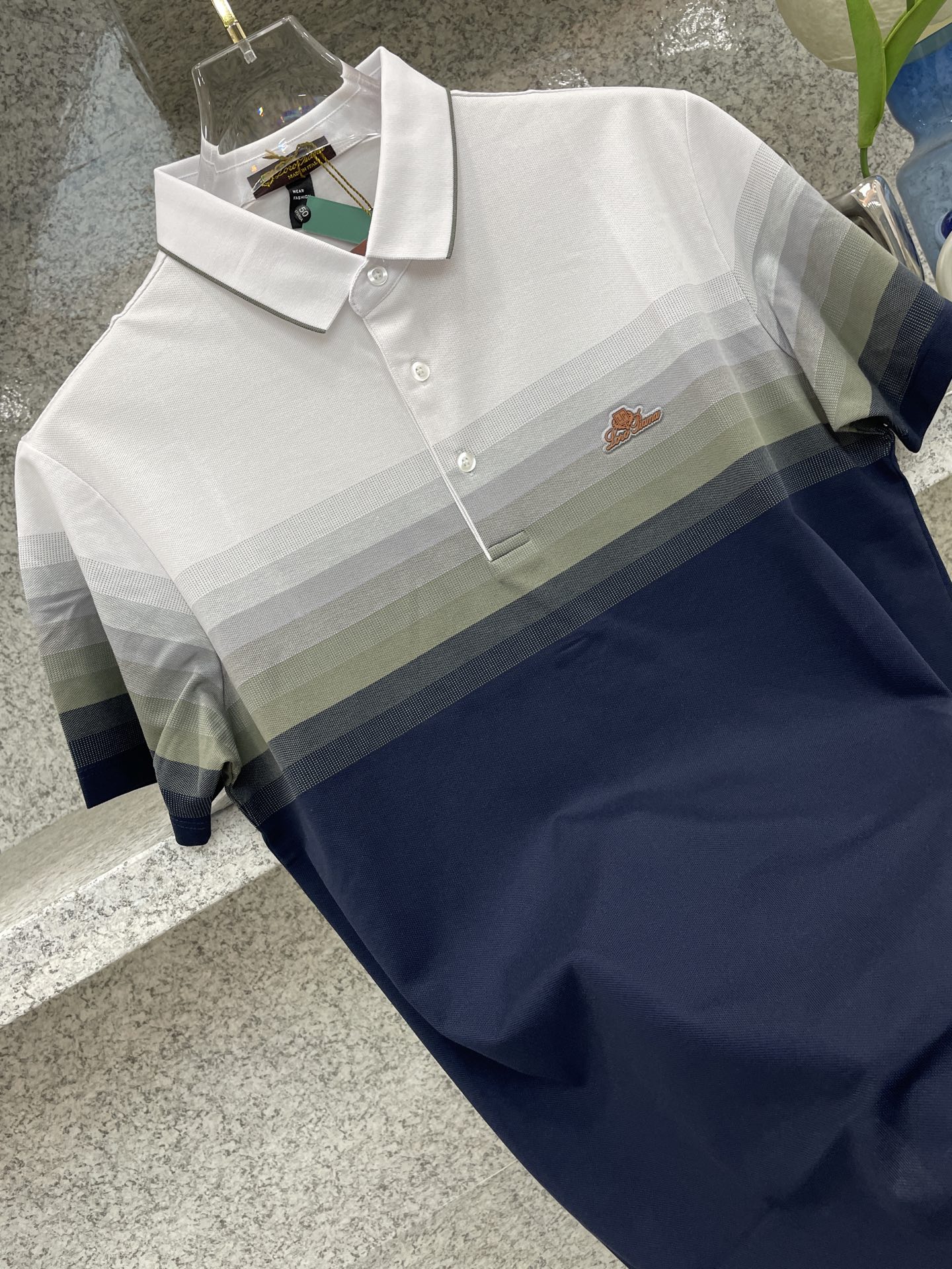 loro Piana.诺悠翩雅🔈26春夏 🆕渐变条纹Polo，解锁夏日绅士格调✨细腻亲肤面料，撞色渐变设