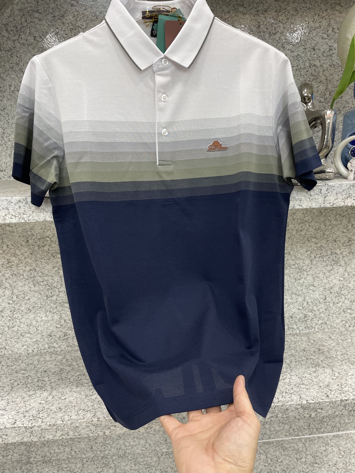 loro Piana.诺悠翩雅🔈26春夏 🆕渐变条纹Polo，解锁夏日绅士格调✨细腻亲肤面料，撞色渐变设