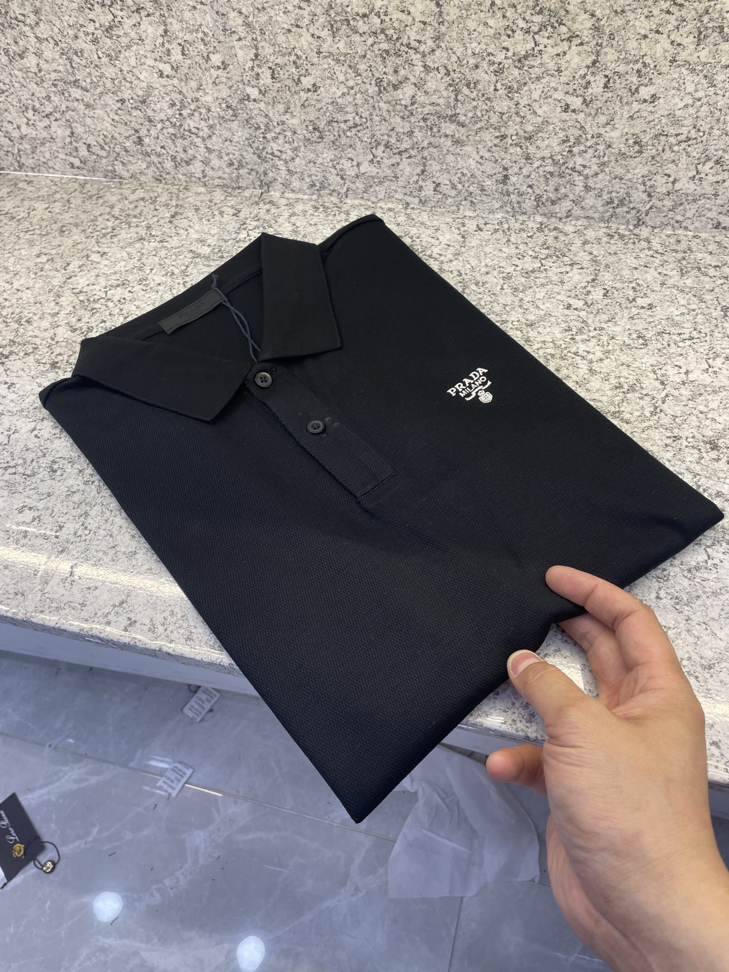 PRAD普拉达✅经典基础款Polo🔈永不过时的绅士格调✨三色随心选，细腻亲肤面料，胸口精致刺绣点缀 袖口