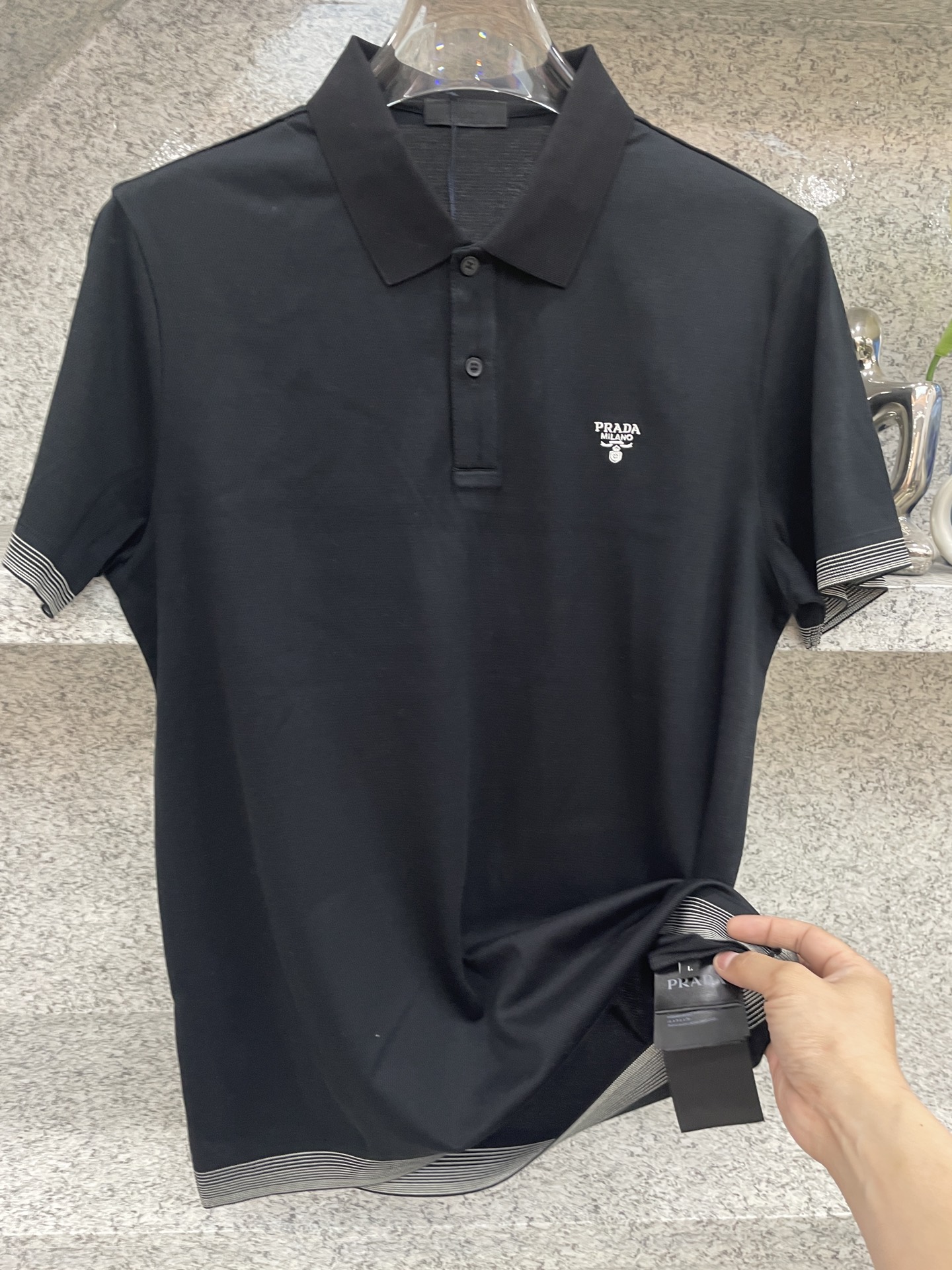 PRAD普拉达✅经典基础款Polo🔈永不过时的绅士格调✨三色随心选，细腻亲肤面料，胸口精致刺绣点缀 袖口