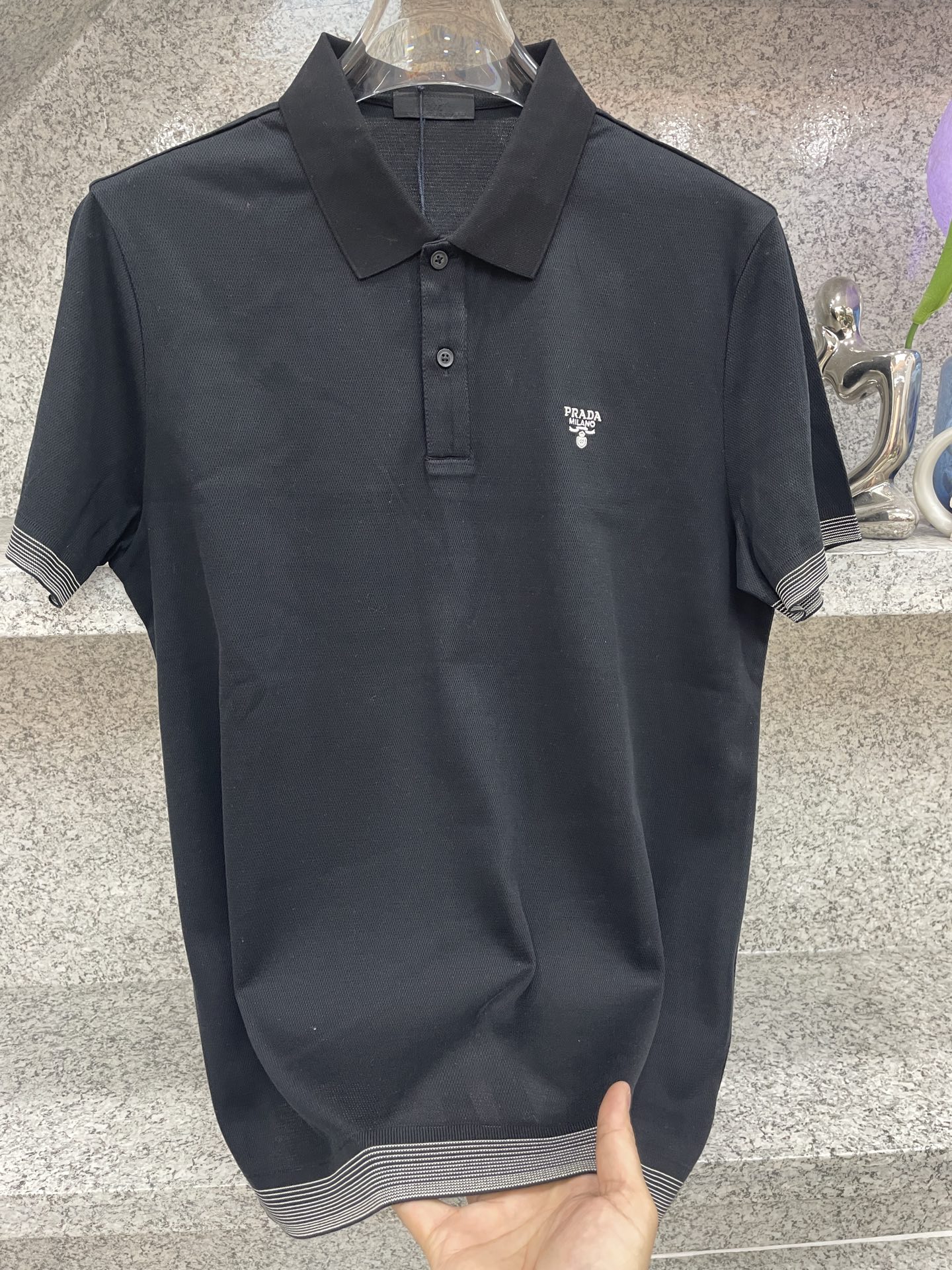 PRAD普拉达✅经典基础款Polo🔈永不过时的绅士格调✨三色随心选，细腻亲肤面料，胸口精致刺绣点缀 袖口