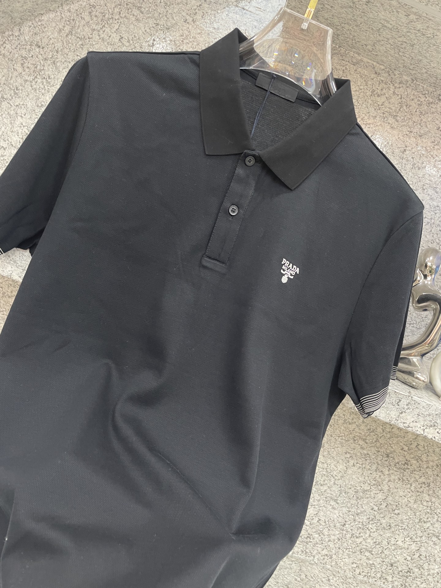PRAD普拉达✅经典基础款Polo🔈永不过时的绅士格调✨三色随心选，细腻亲肤面料，胸口精致刺绣点缀 袖口