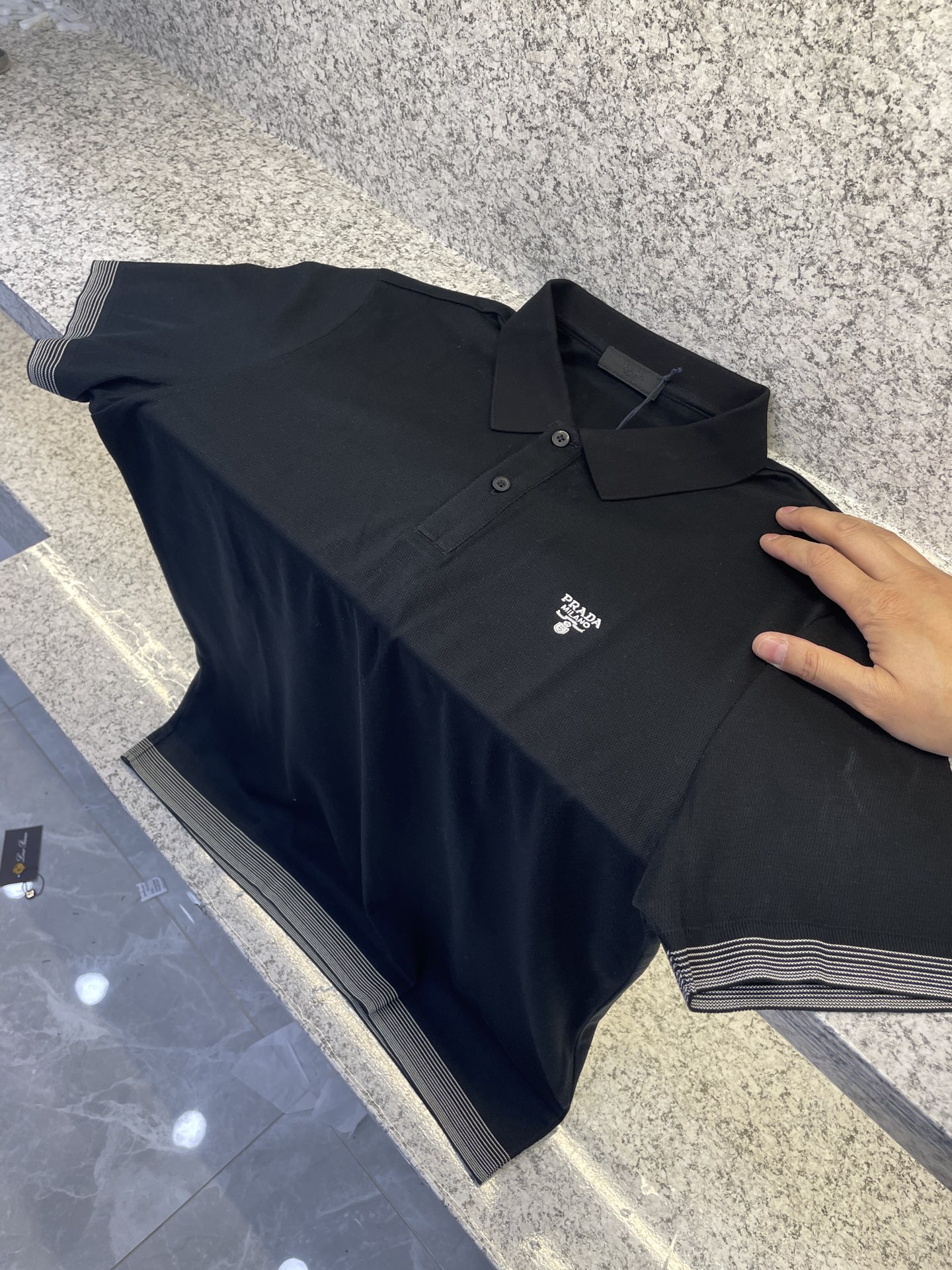 PRAD普拉达✅经典基础款Polo🔈永不过时的绅士格调✨三色随心选，细腻亲肤面料，胸口精致刺绣点缀 袖口