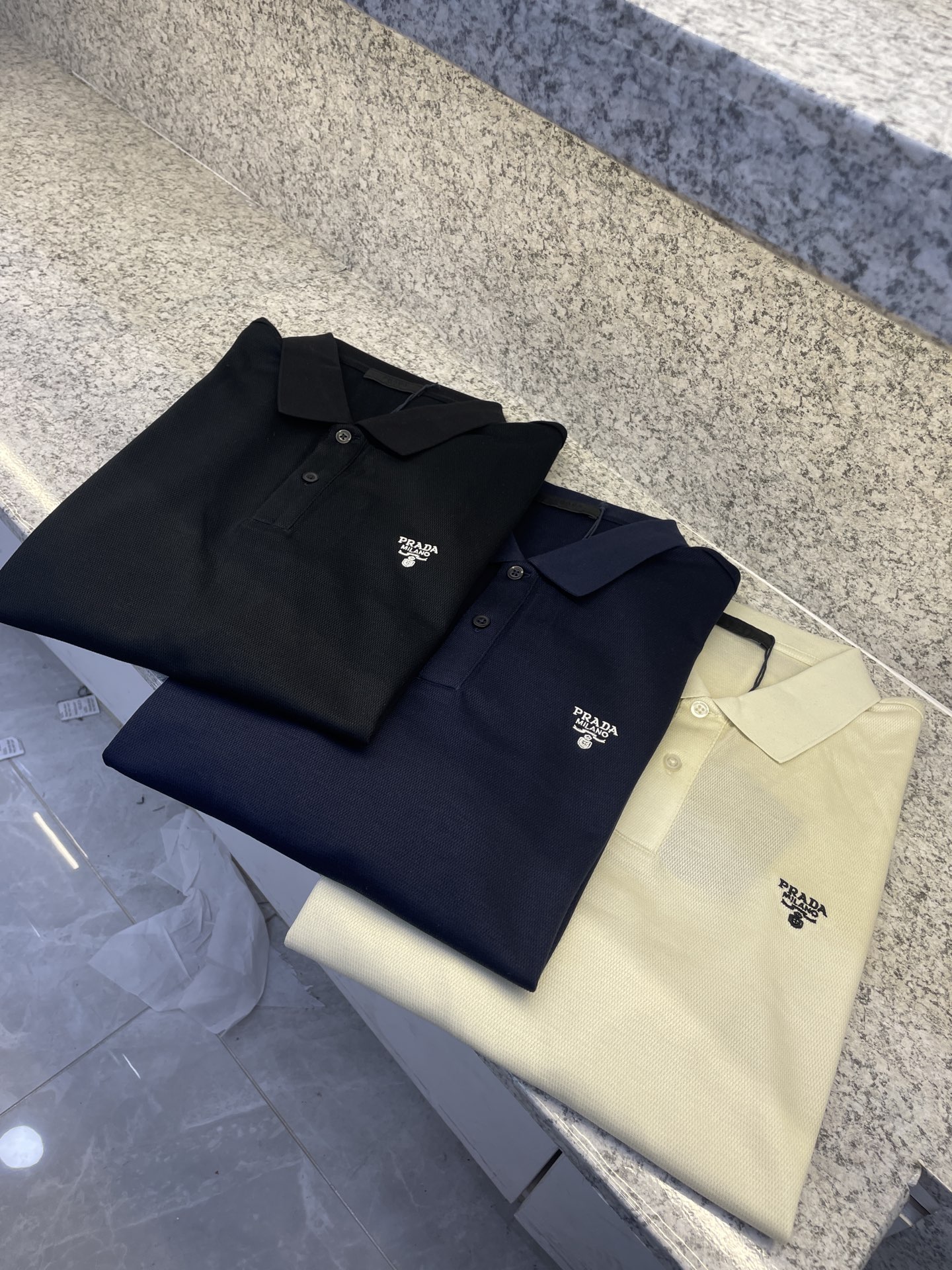PRAD普拉达✅经典基础款Polo🔈永不过时的绅士格调✨三色随心选，细腻亲肤面料，胸口精致刺绣点缀 袖口