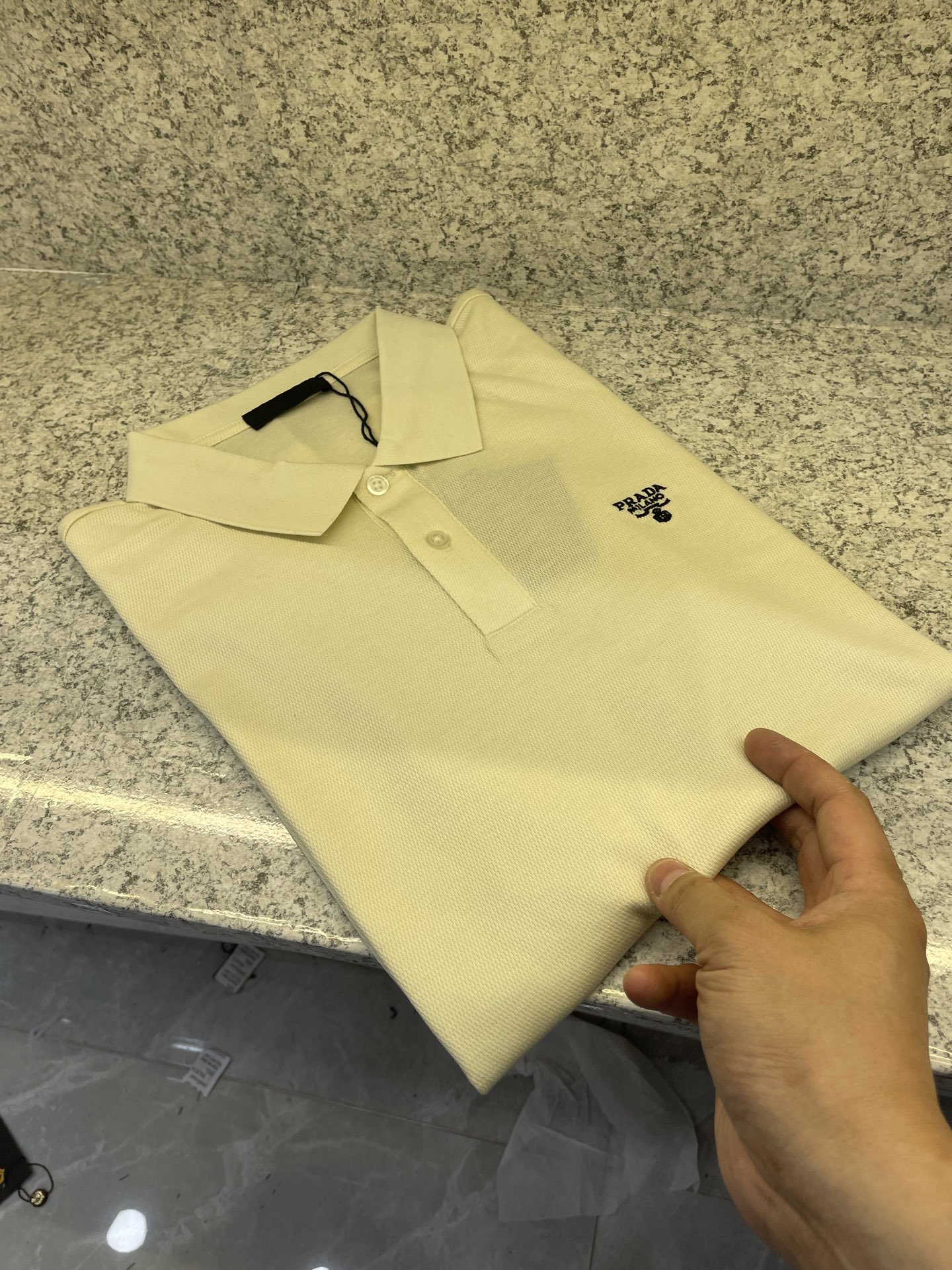PRAD普拉达✅经典基础款Polo🔈永不过时的绅士格调✨三色随心选，细腻亲肤面料，胸口精致刺绣点缀 袖口