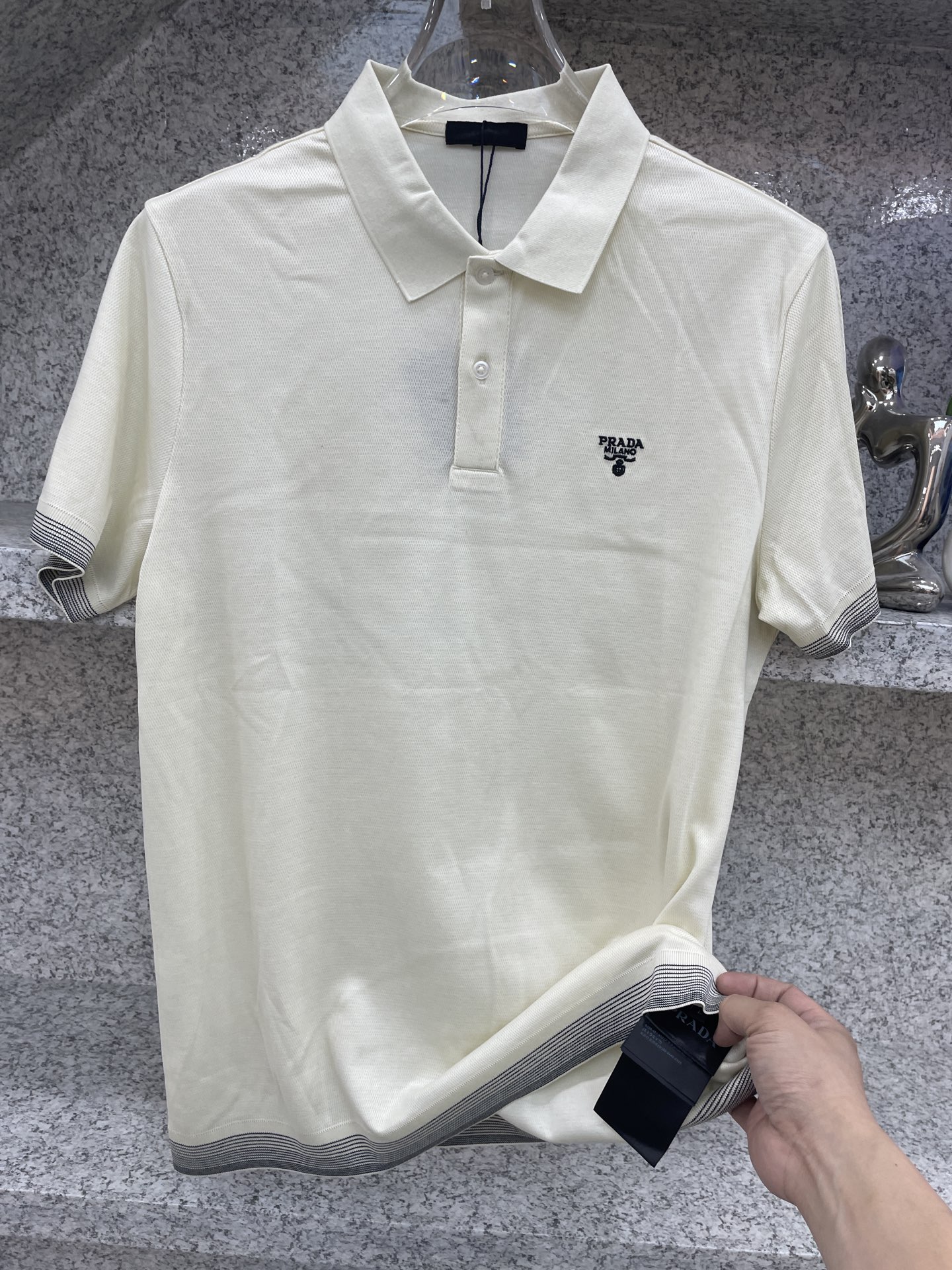 PRAD普拉达✅经典基础款Polo🔈永不过时的绅士格调✨三色随心选，细腻亲肤面料，胸口精致刺绣点缀 袖口