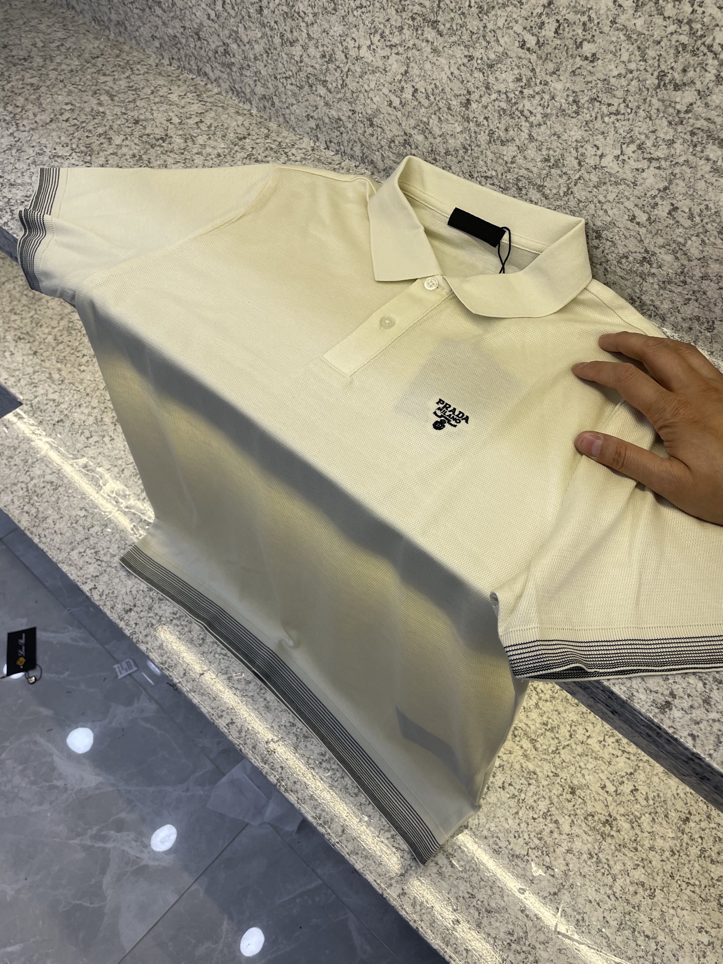 PRAD普拉达✅经典基础款Polo🔈永不过时的绅士格调✨三色随心选，细腻亲肤面料，胸口精致刺绣点缀 袖口