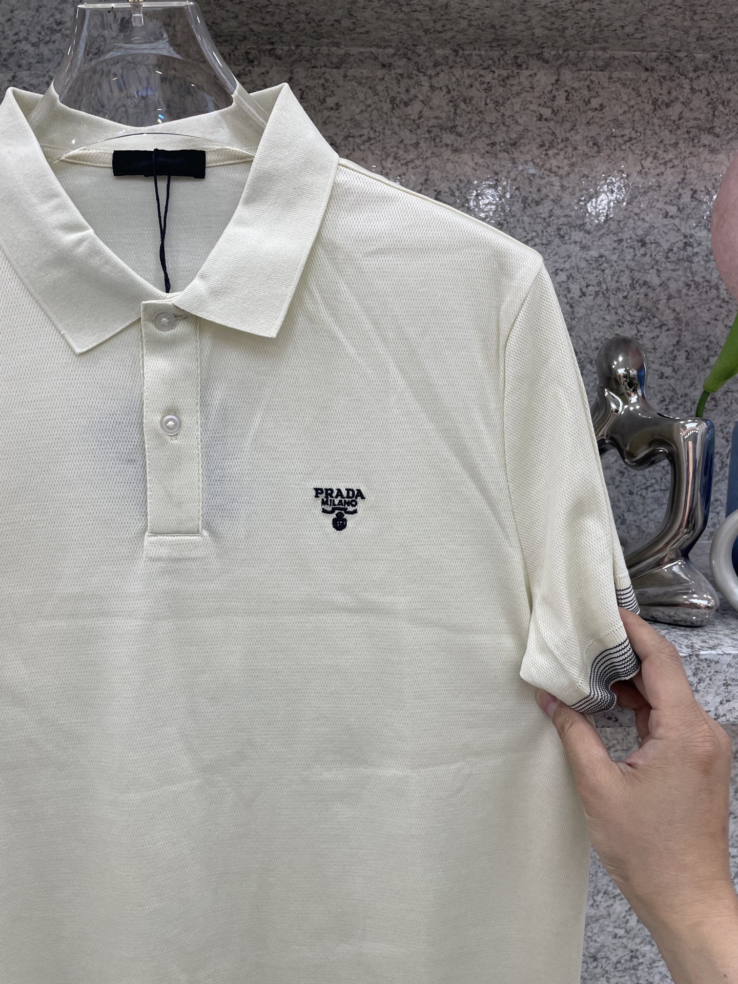 PRAD普拉达✅经典基础款Polo🔈永不过时的绅士格调✨三色随心选，细腻亲肤面料，胸口精致刺绣点缀 袖口
