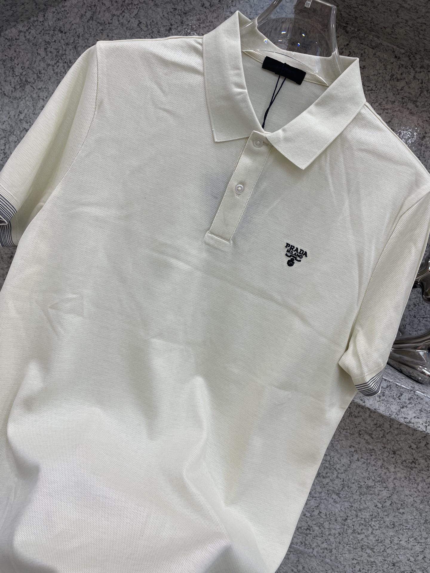 PRAD普拉达✅经典基础款Polo🔈永不过时的绅士格调✨三色随心选，细腻亲肤面料，胸口精致刺绣点缀 袖口