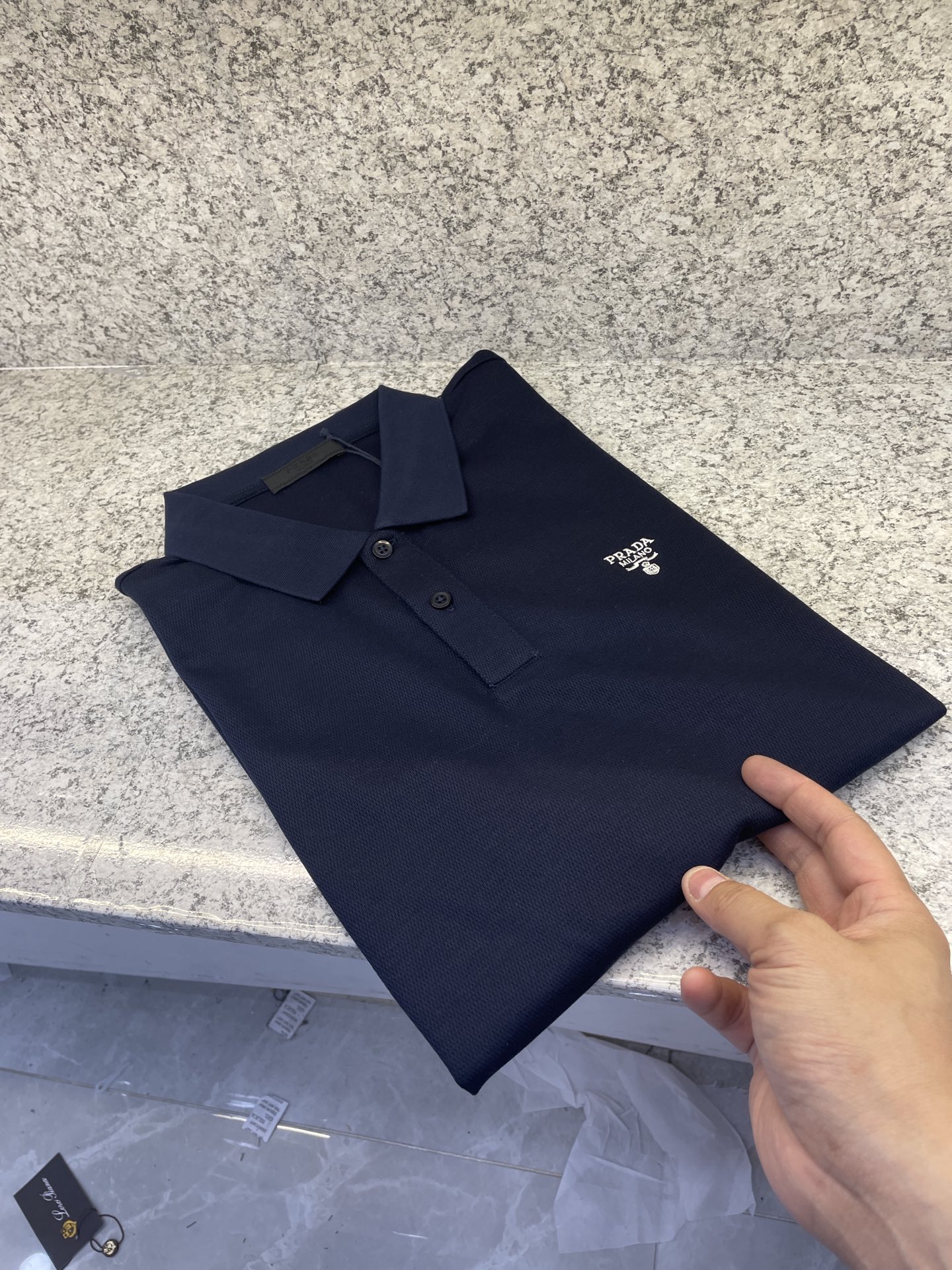 PRAD普拉达✅经典基础款Polo🔈永不过时的绅士格调✨三色随心选，细腻亲肤面料，胸口精致刺绣点缀 袖口