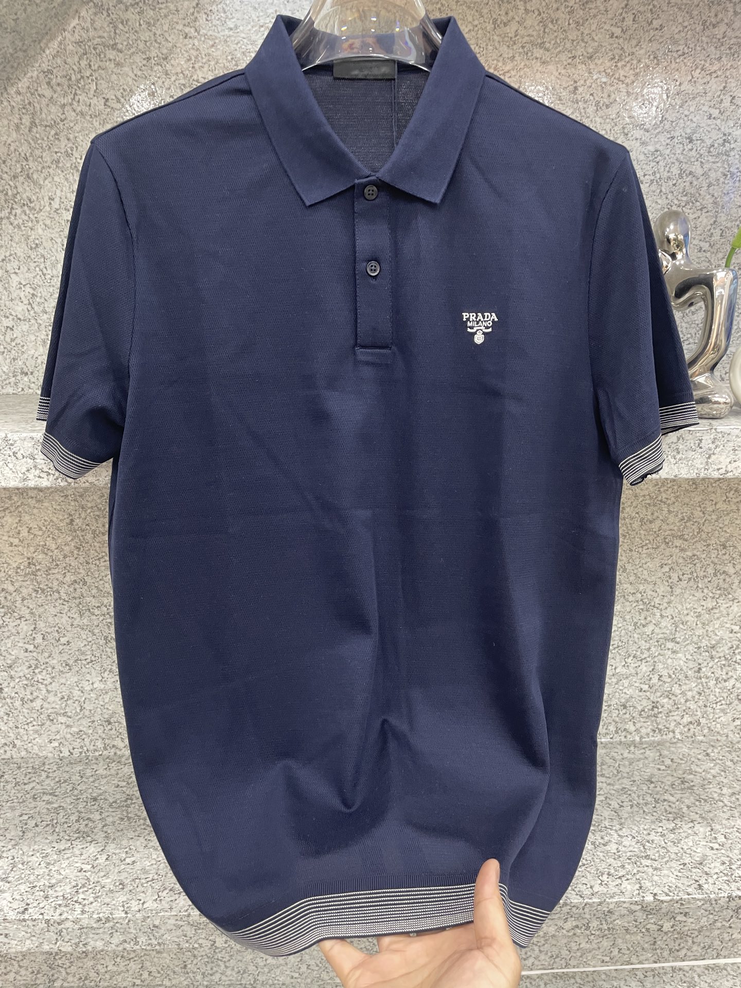 PRAD普拉达✅经典基础款Polo🔈永不过时的绅士格调✨三色随心选，细腻亲肤面料，胸口精致刺绣点缀 袖口