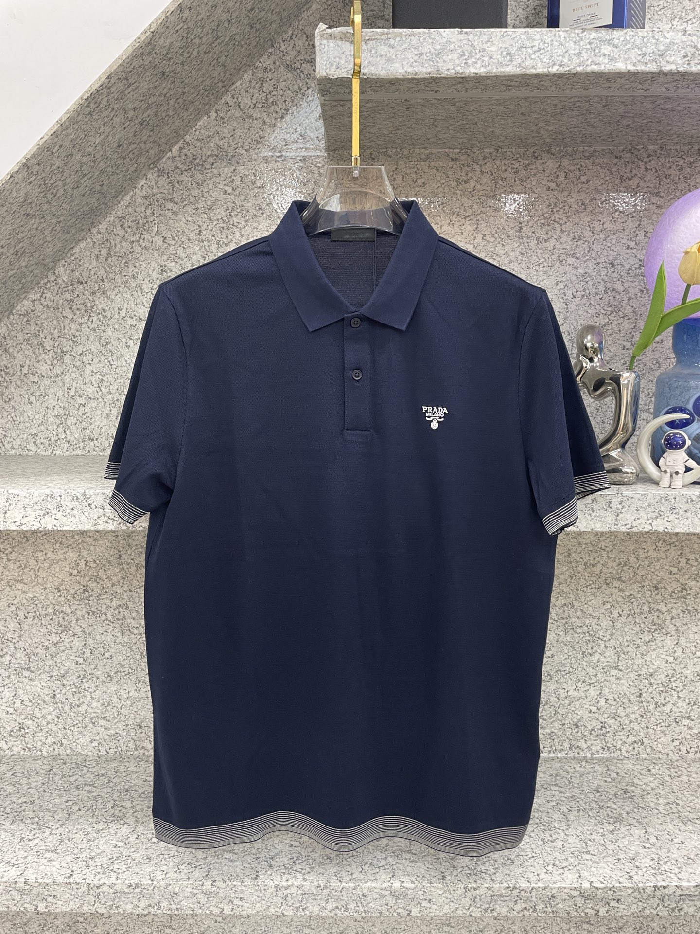 PRAD普拉达✅经典基础款Polo🔈永不过时的绅士格调✨三色随心选，细腻亲肤面料，胸口精致刺绣点缀 袖口