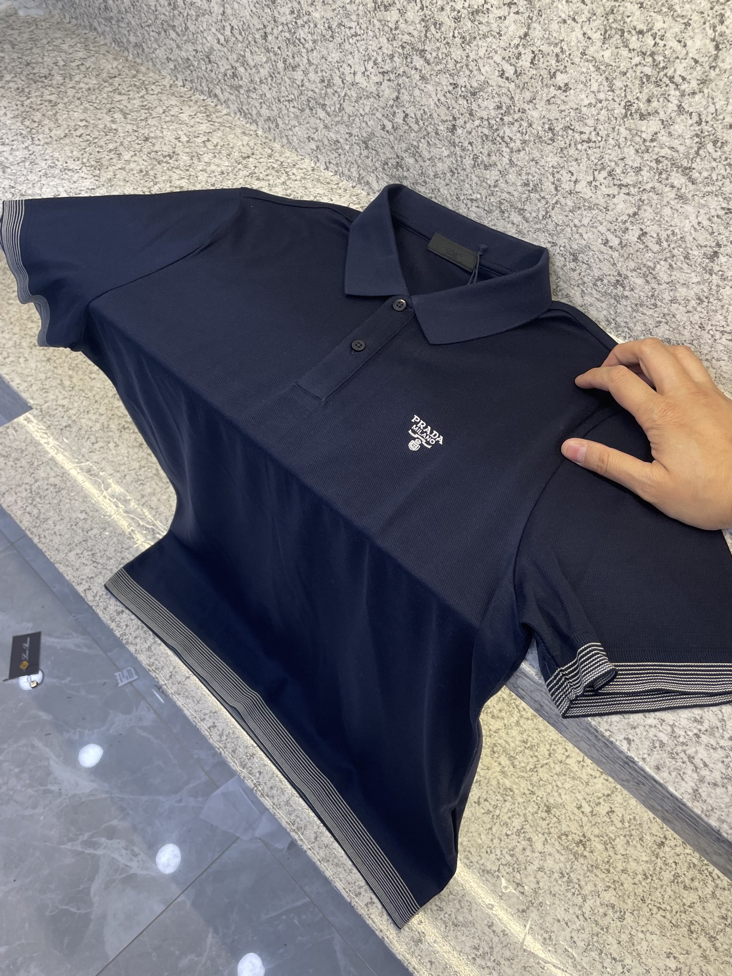 PRAD普拉达✅经典基础款Polo🔈永不过时的绅士格调✨三色随心选，细腻亲肤面料，胸口精致刺绣点缀 袖口