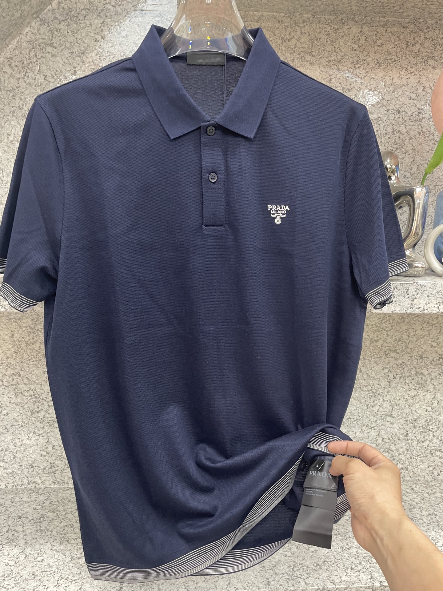 PRAD普拉达✅经典基础款Polo🔈永不过时的绅士格调✨三色随心选，细腻亲肤面料，胸口精致刺绣点缀 袖口