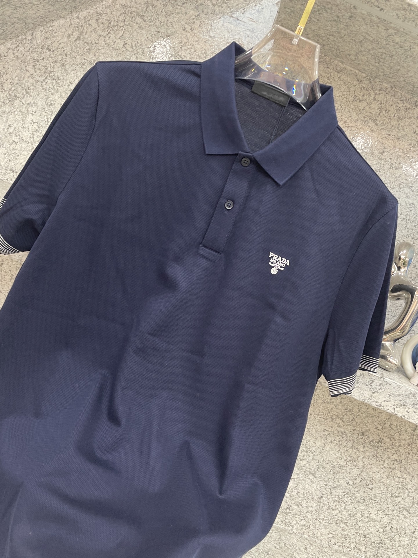 PRAD普拉达✅经典基础款Polo🔈永不过时的绅士格调✨三色随心选，细腻亲肤面料，胸口精致刺绣点缀 袖口