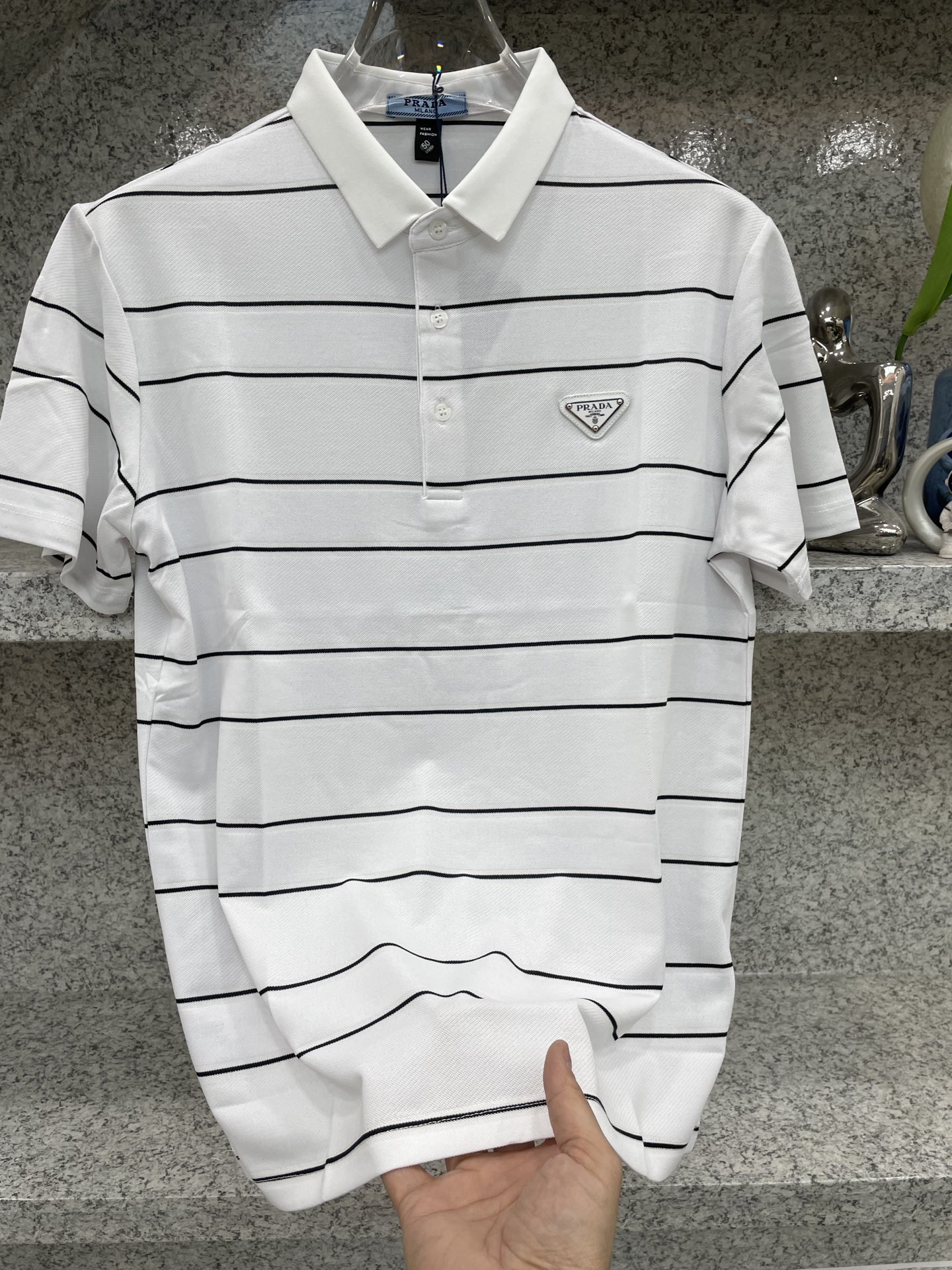 PRAD普拉哒 26春夏🆕经典条纹Polo系列✨😘黑金/白黑双色演绎高阶质感✅标志性三角标点睛，利落翻领