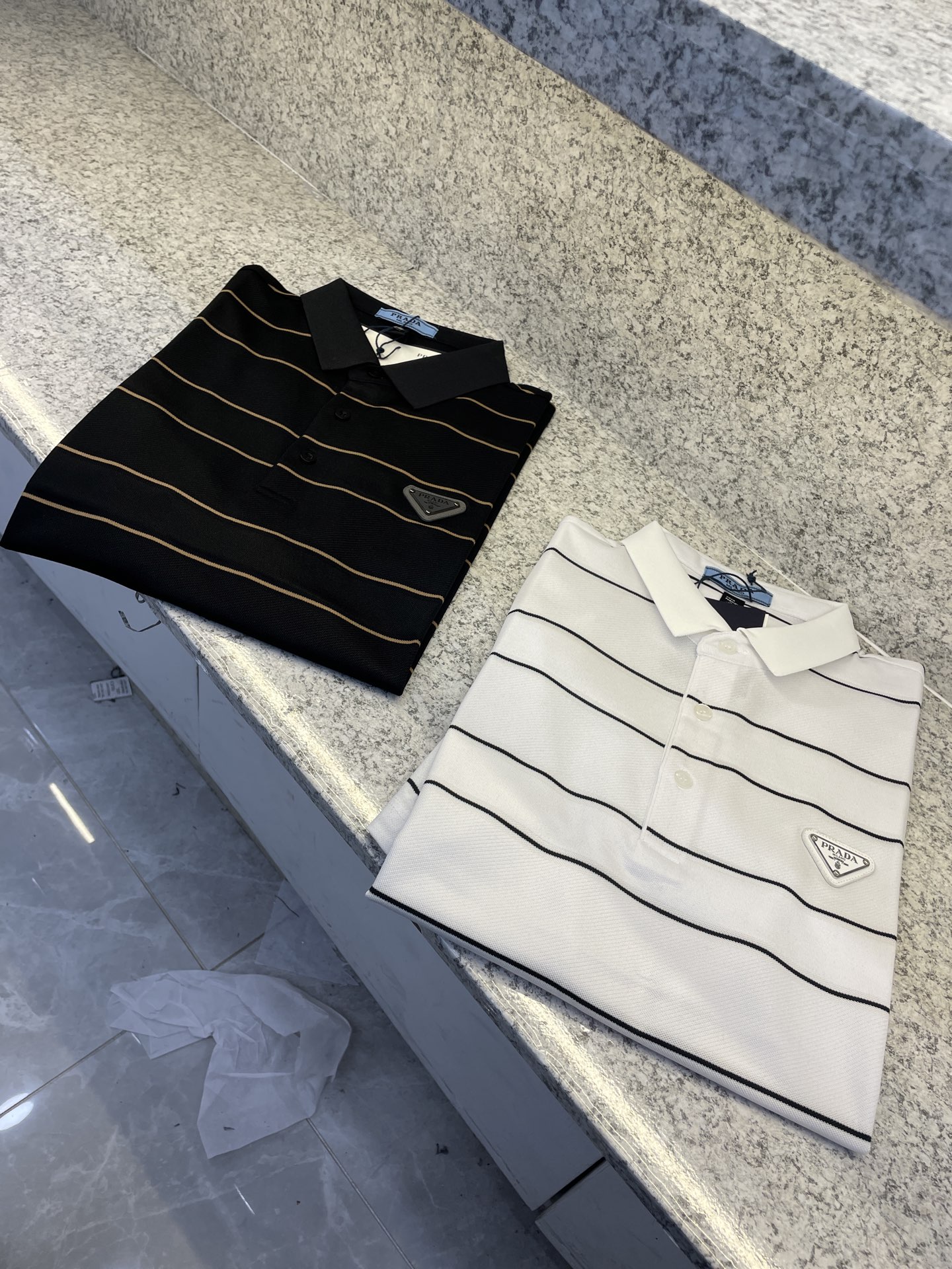 PRAD普拉哒 26春夏🆕经典条纹Polo系列✨😘黑金/白黑双色演绎高阶质感✅标志性三角标点睛，利落翻领