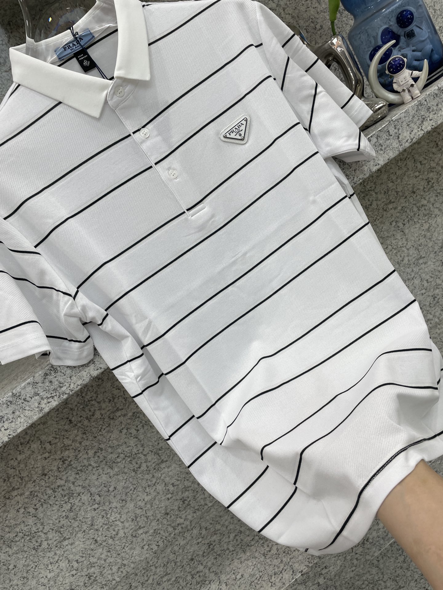PRAD普拉哒 26春夏🆕经典条纹Polo系列✨😘黑金/白黑双色演绎高阶质感✅标志性三角标点睛，利落翻领