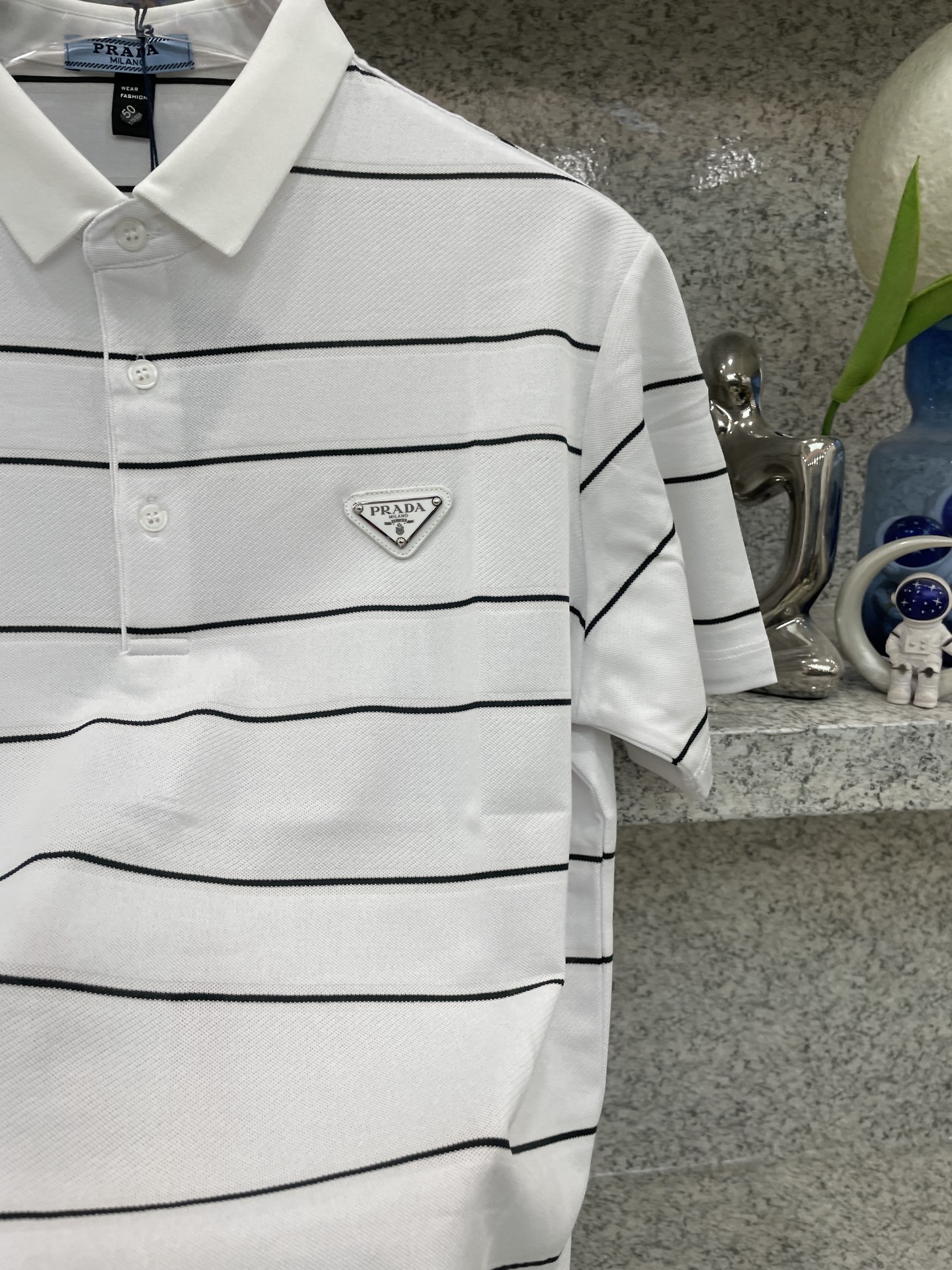 PRAD普拉哒 26春夏🆕经典条纹Polo系列✨😘黑金/白黑双色演绎高阶质感✅标志性三角标点睛，利落翻领
