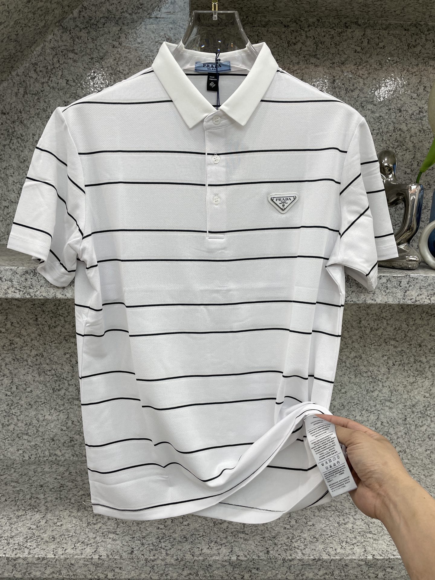 PRAD普拉哒 26春夏🆕经典条纹Polo系列✨😘黑金/白黑双色演绎高阶质感✅标志性三角标点睛，利落翻领