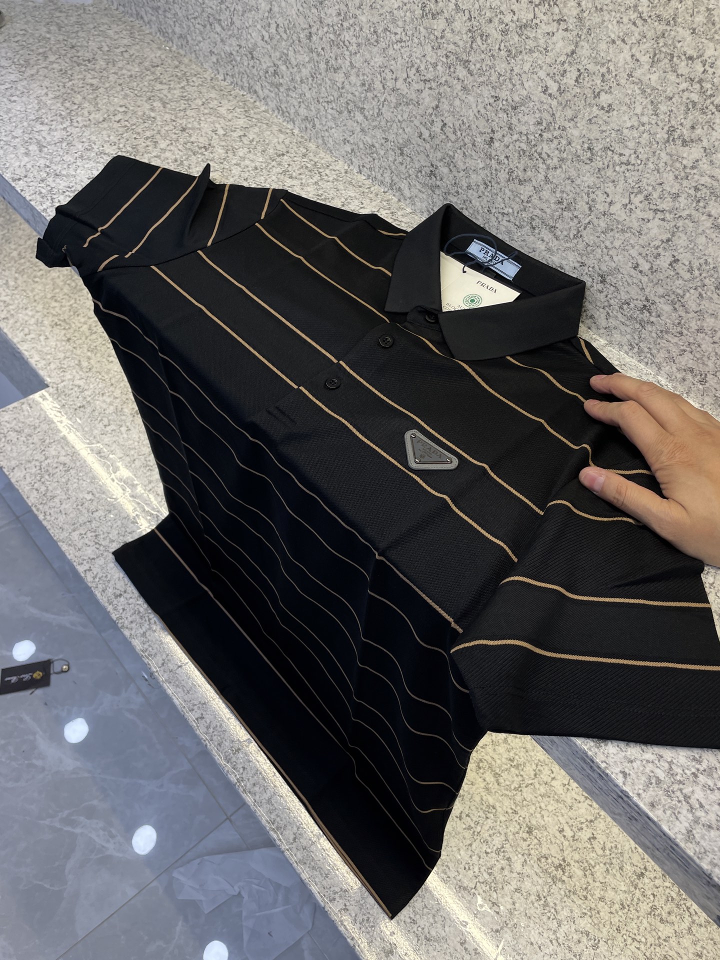 PRAD普拉哒 26春夏🆕经典条纹Polo系列✨😘黑金/白黑双色演绎高阶质感✅标志性三角标点睛，利落翻领
