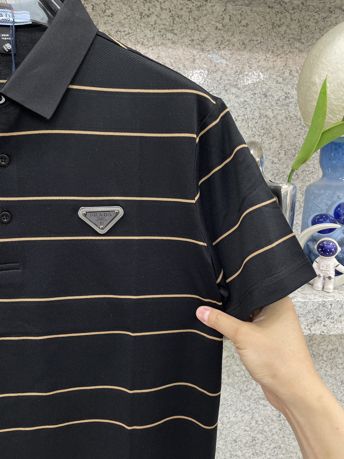 PRAD普拉哒 26春夏🆕经典条纹Polo系列✨😘黑金/白黑双色演绎高阶质感✅标志性三角标点睛，利落翻领