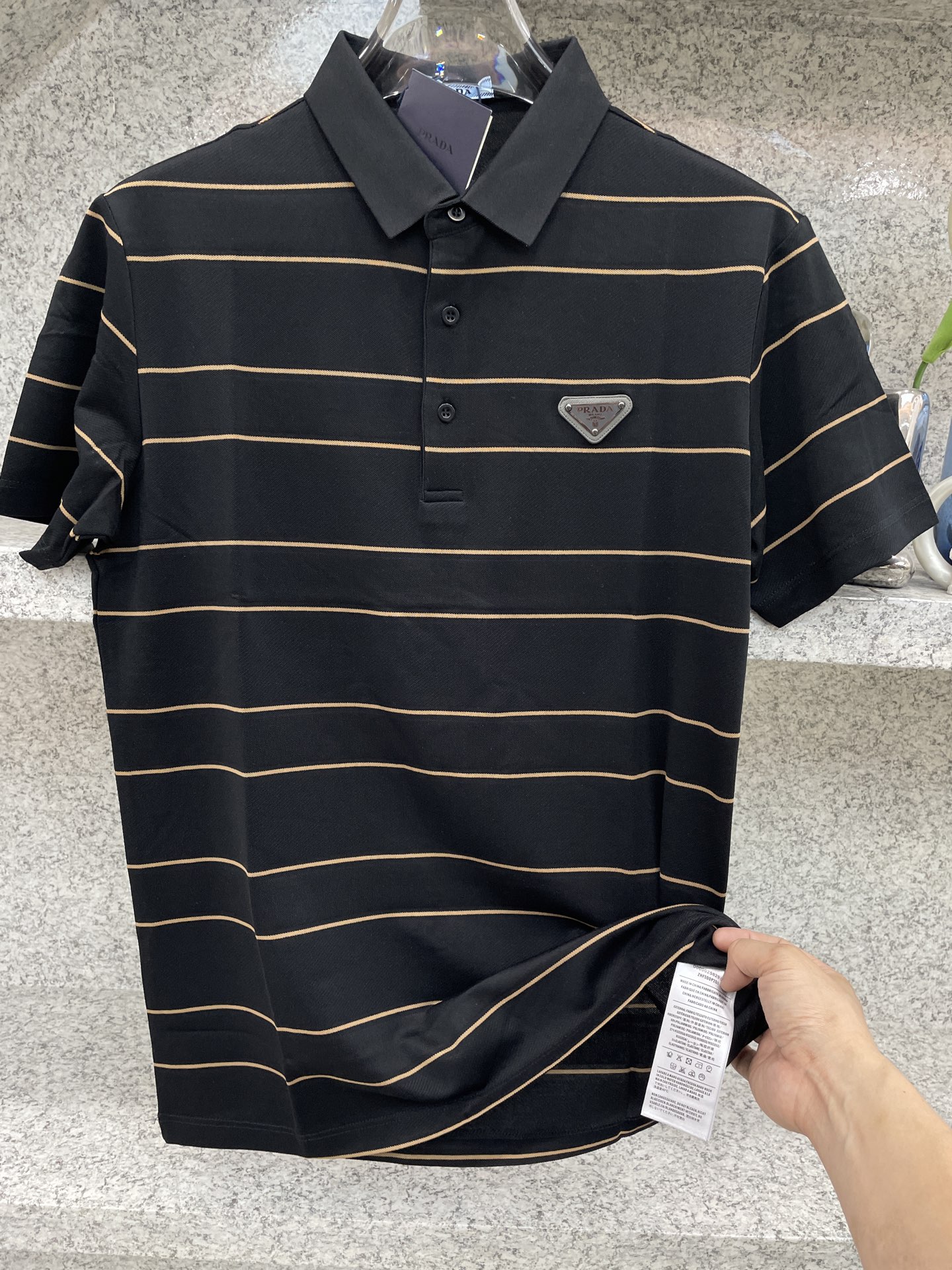 PRAD普拉哒 26春夏🆕经典条纹Polo系列✨😘黑金/白黑双色演绎高阶质感✅标志性三角标点睛，利落翻领