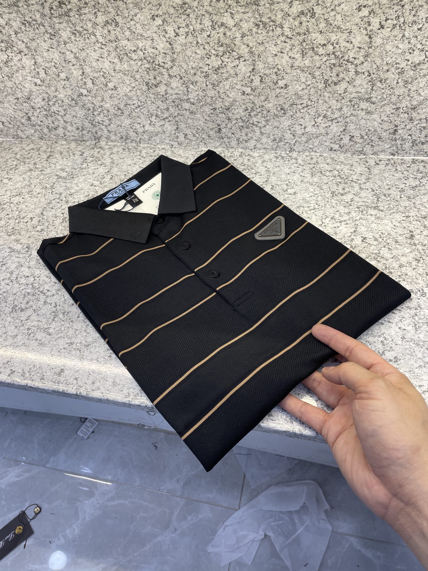 PRAD普拉哒 26春夏🆕经典条纹Polo系列✨😘黑金/白黑双色演绎高阶质感✅标志性三角标点睛，利落翻领