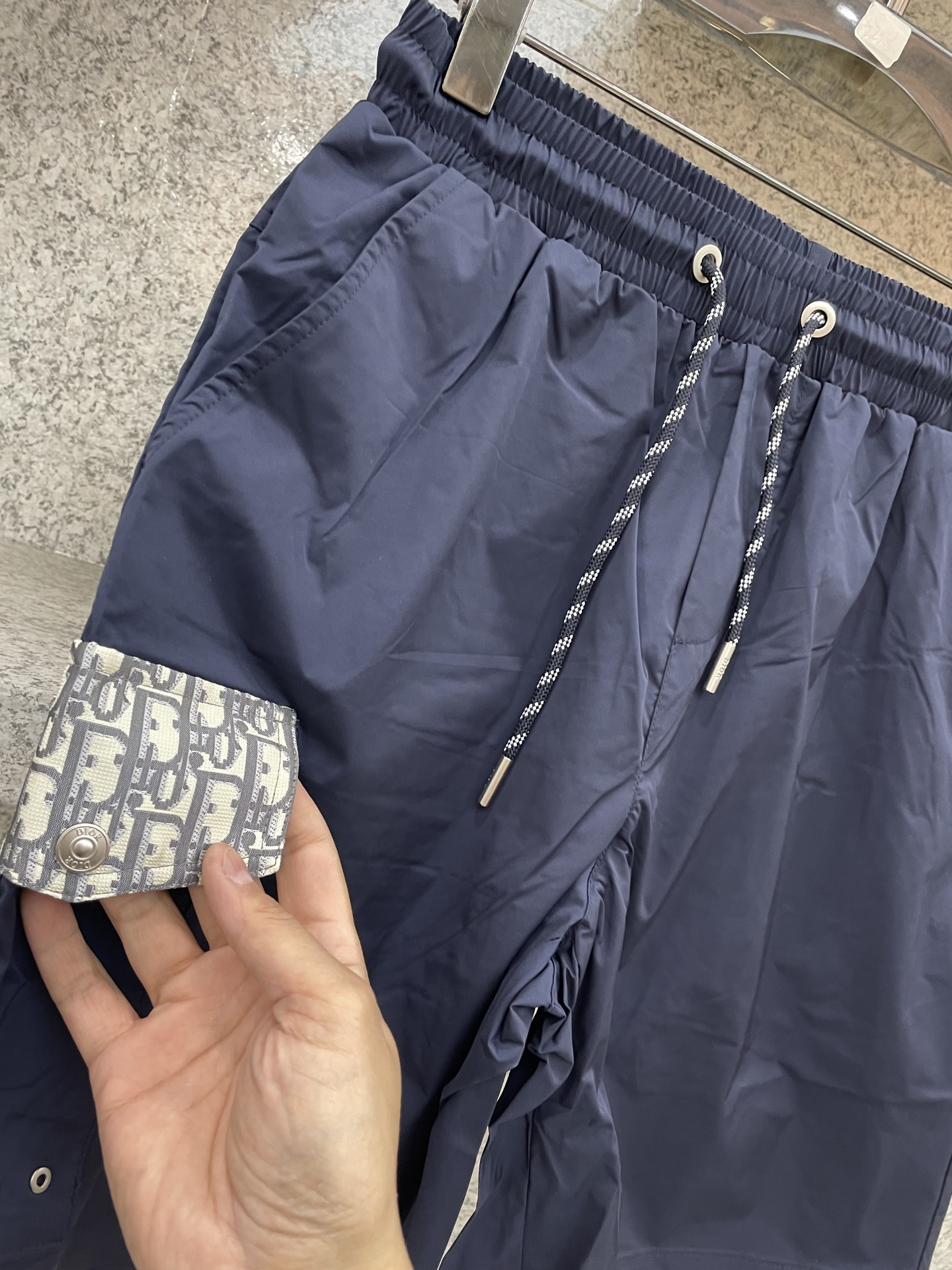 Dior 迪奥 2026ss夏季新款短裤 X这款休闲工装短裤采用尼龙材质配以经典logo字母提花工艺精心