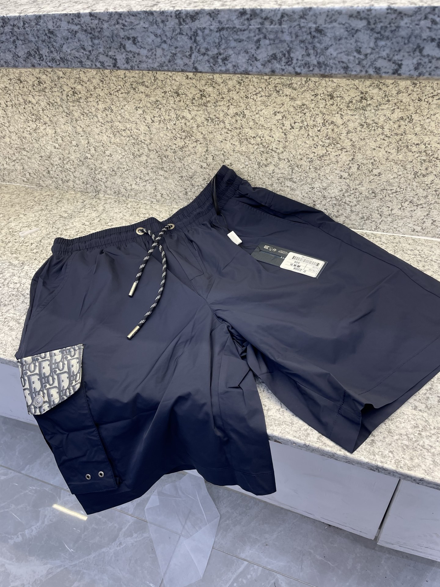 Dior 迪奥 2026ss夏季新款短裤 X这款休闲工装短裤采用尼龙材质配以经典logo字母提花工艺精心