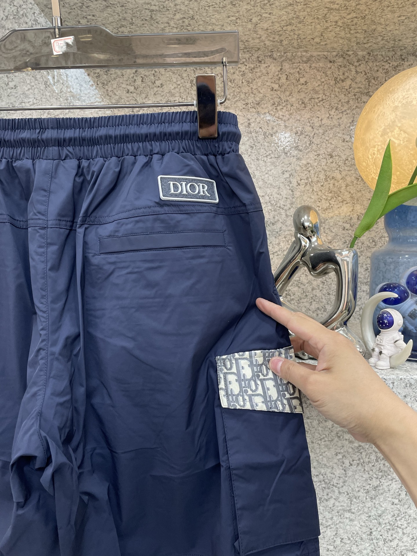 Dior 迪奥 2026ss夏季新款短裤 X这款休闲工装短裤采用尼龙材质配以经典logo字母提花工艺精心