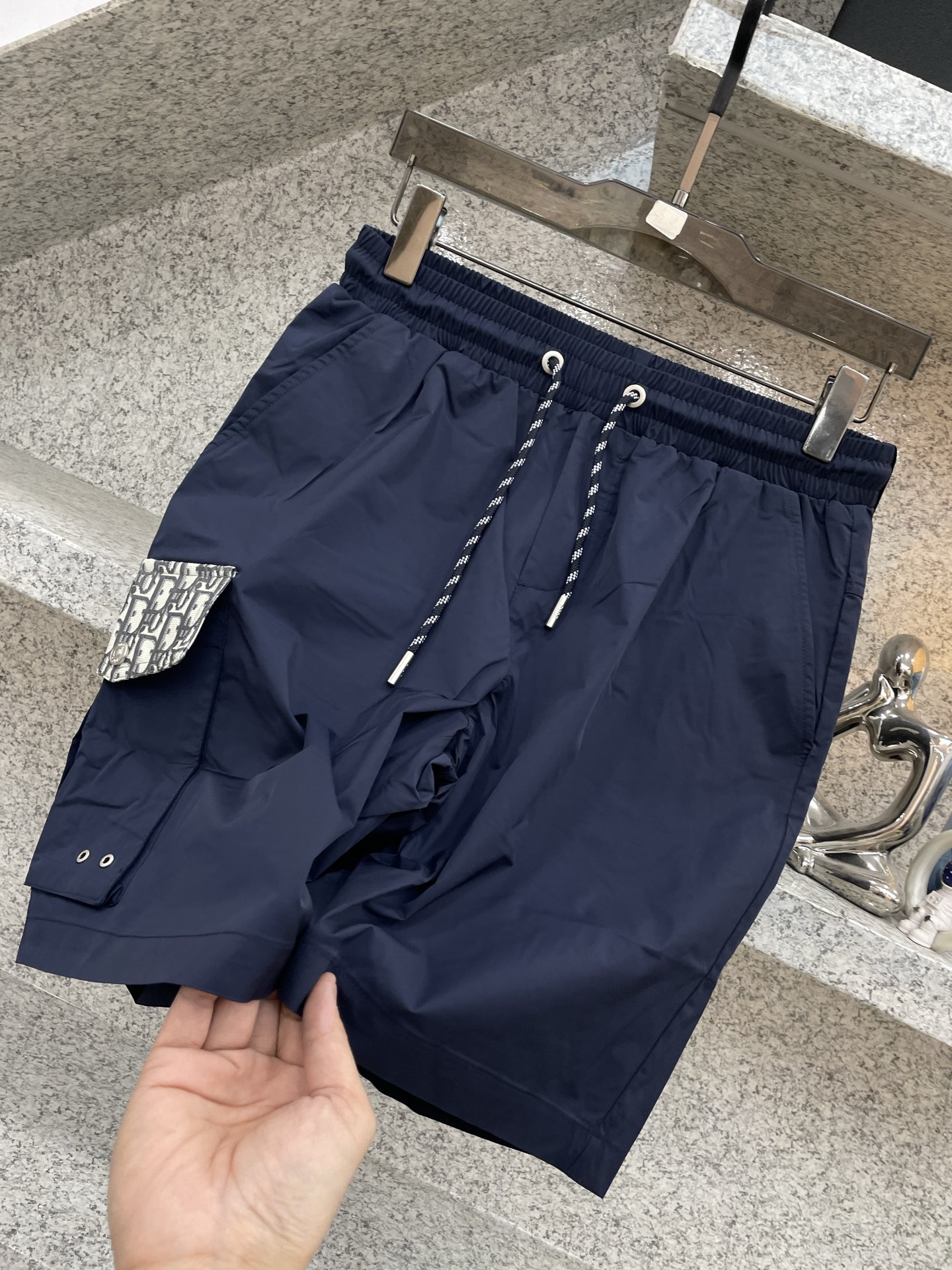 Dior 迪奥 2026ss夏季新款短裤 X这款休闲工装短裤采用尼龙材质配以经典logo字母提花工艺精心