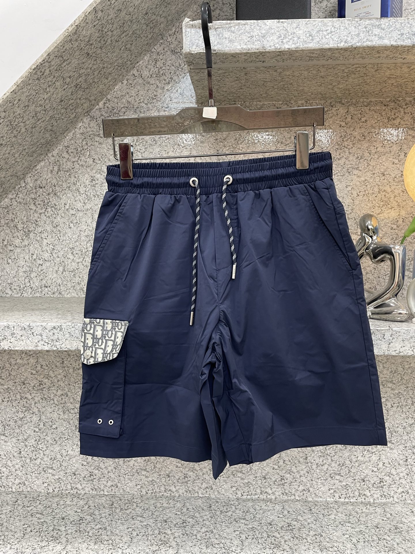 Dior 迪奥 2026ss夏季新款短裤 X这款休闲工装短裤采用尼龙材质配以经典logo字母提花工艺精心