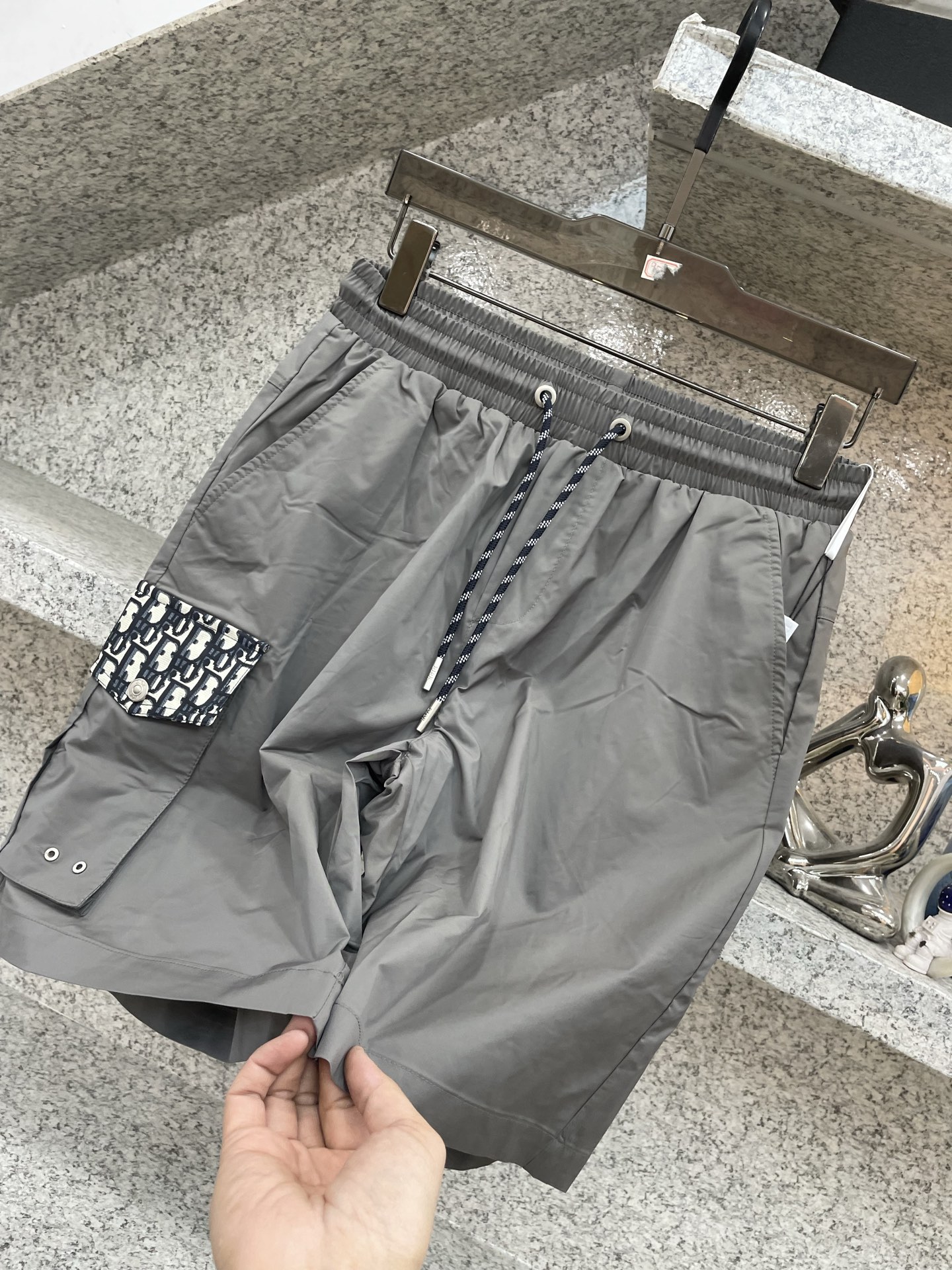 Dior 迪奥 2026ss夏季新款短裤 X这款休闲工装短裤采用尼龙材质配以经典logo字母提花工艺精心