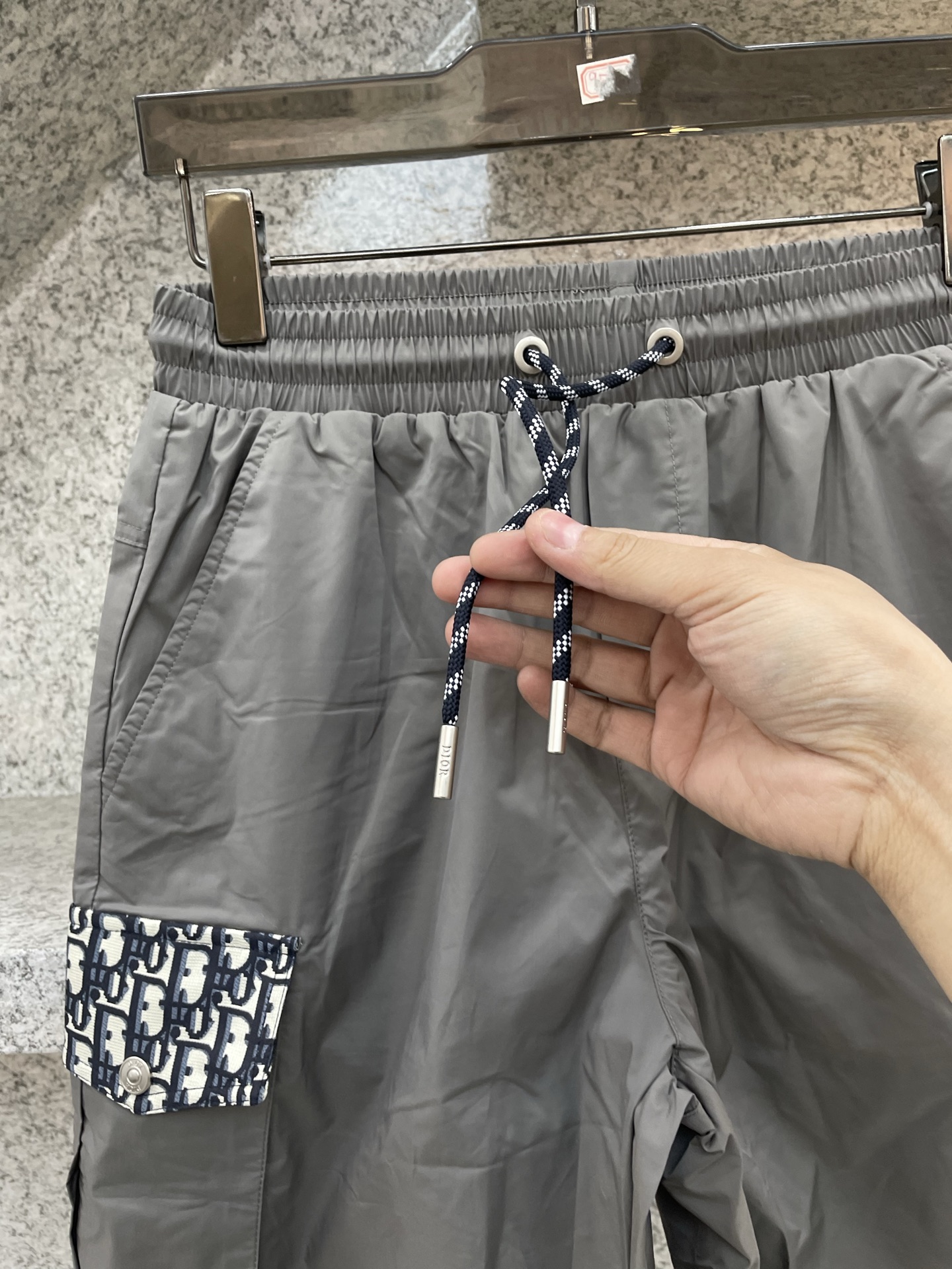 Dior 迪奥 2026ss夏季新款短裤 X这款休闲工装短裤采用尼龙材质配以经典logo字母提花工艺精心