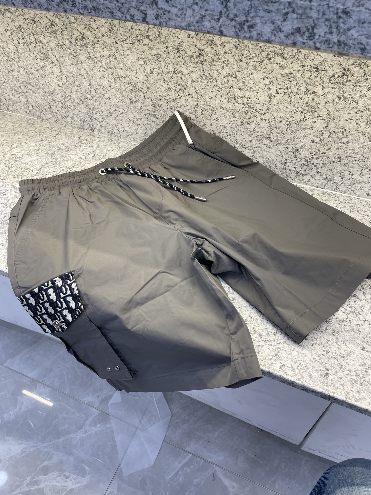 Dior 迪奥 2026ss夏季新款短裤 X这款休闲工装短裤采用尼龙材质配以经典logo字母提花工艺精心