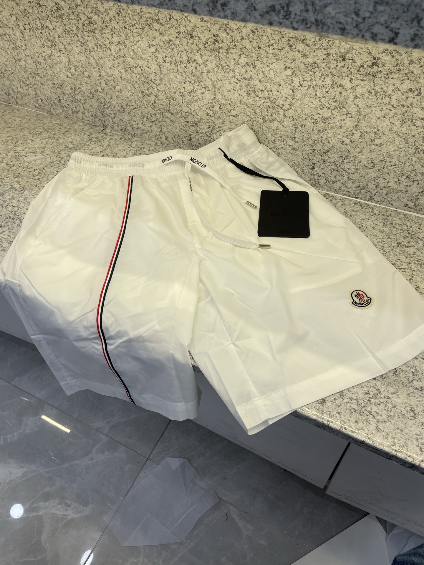 Moncler蒙口 2026XX夏季新款短裤🩳轻薄防风面料，透气舒适，夏天穿超合适！宽松版型+抽绳设计，