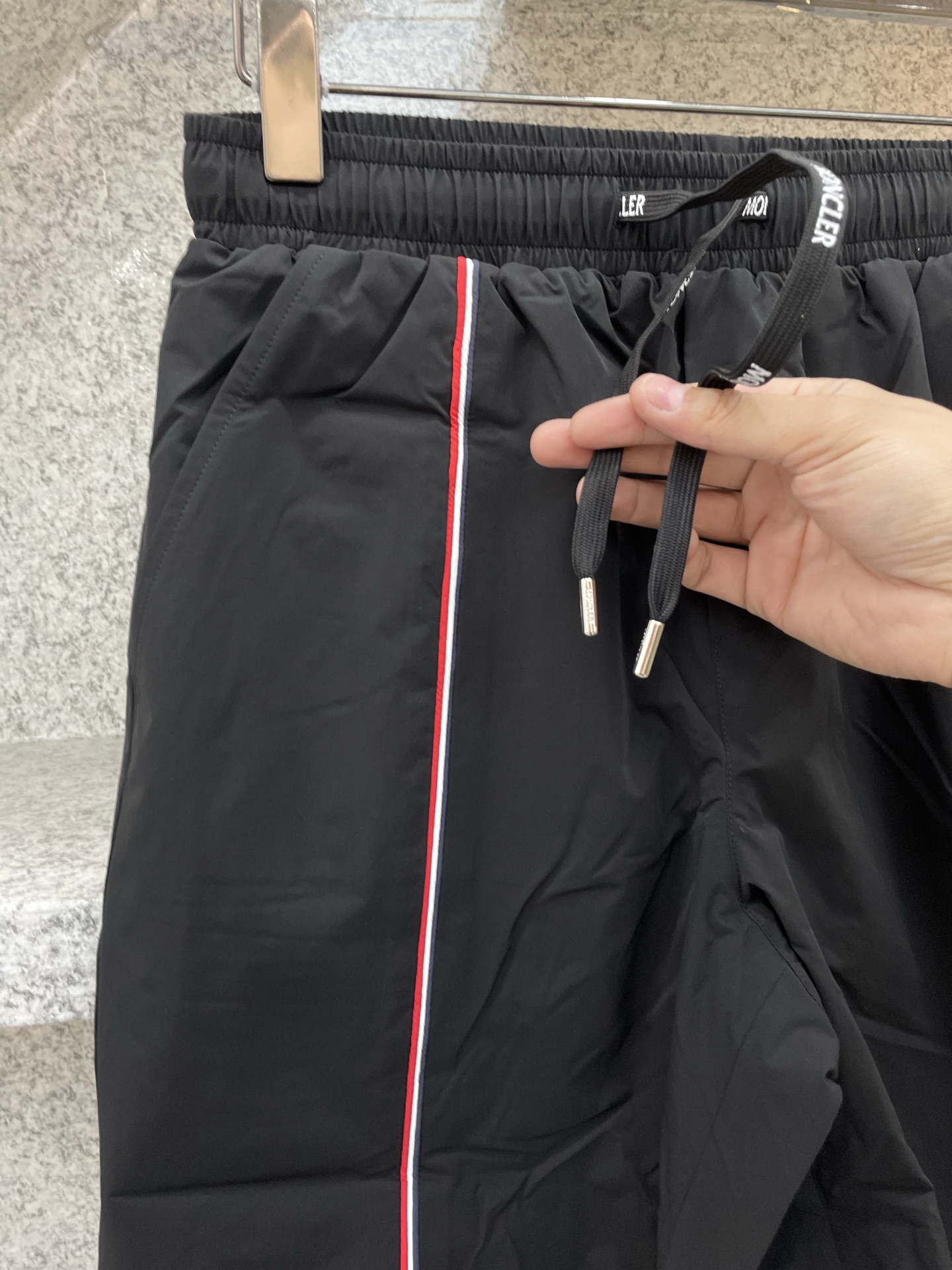 Moncler蒙口 2026XX夏季新款短裤🩳轻薄防风面料，透气舒适，夏天穿超合适！宽松版型+抽绳设计，