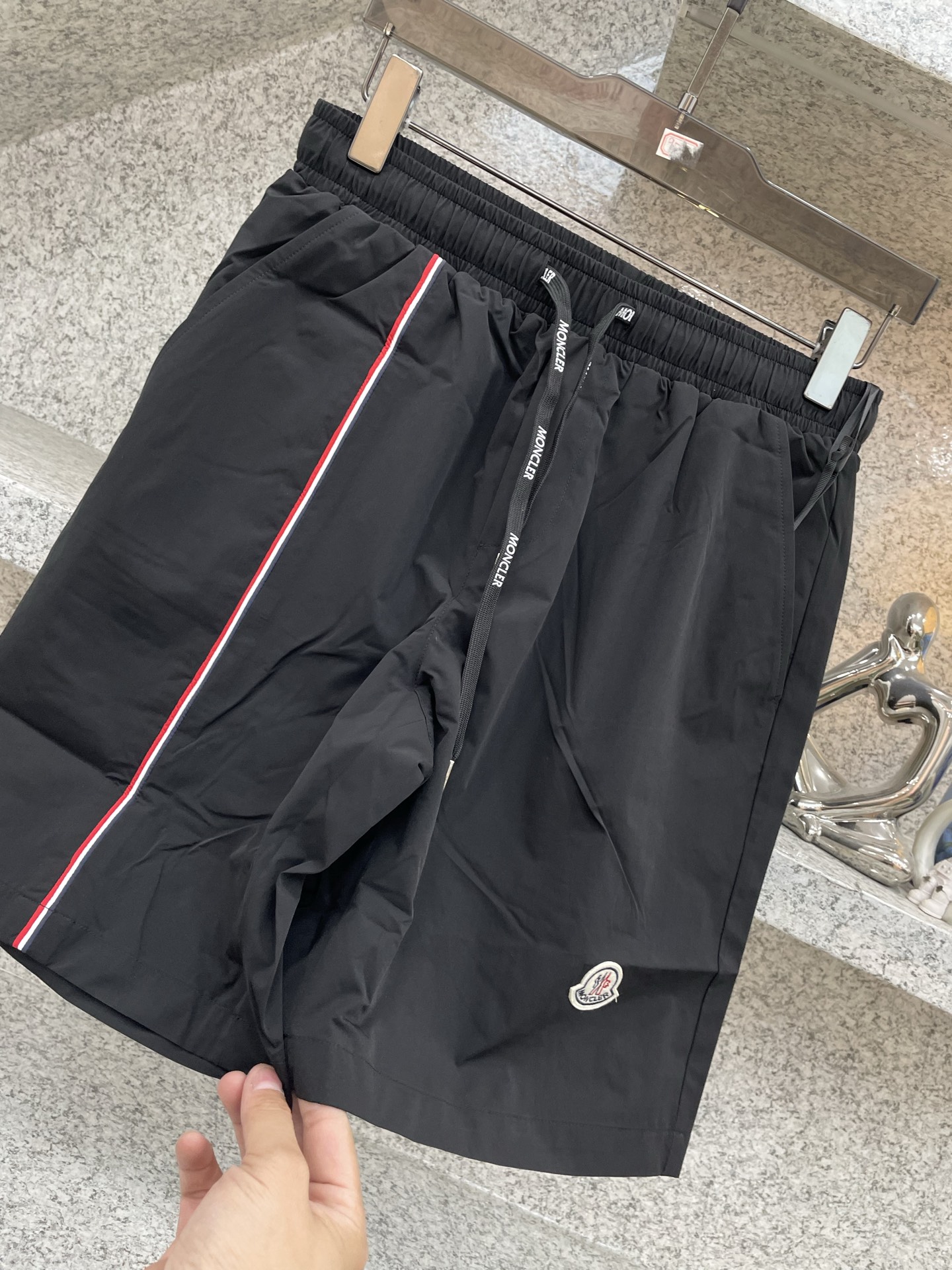 Moncler蒙口 2026XX夏季新款短裤🩳轻薄防风面料，透气舒适，夏天穿超合适！宽松版型+抽绳设计，
